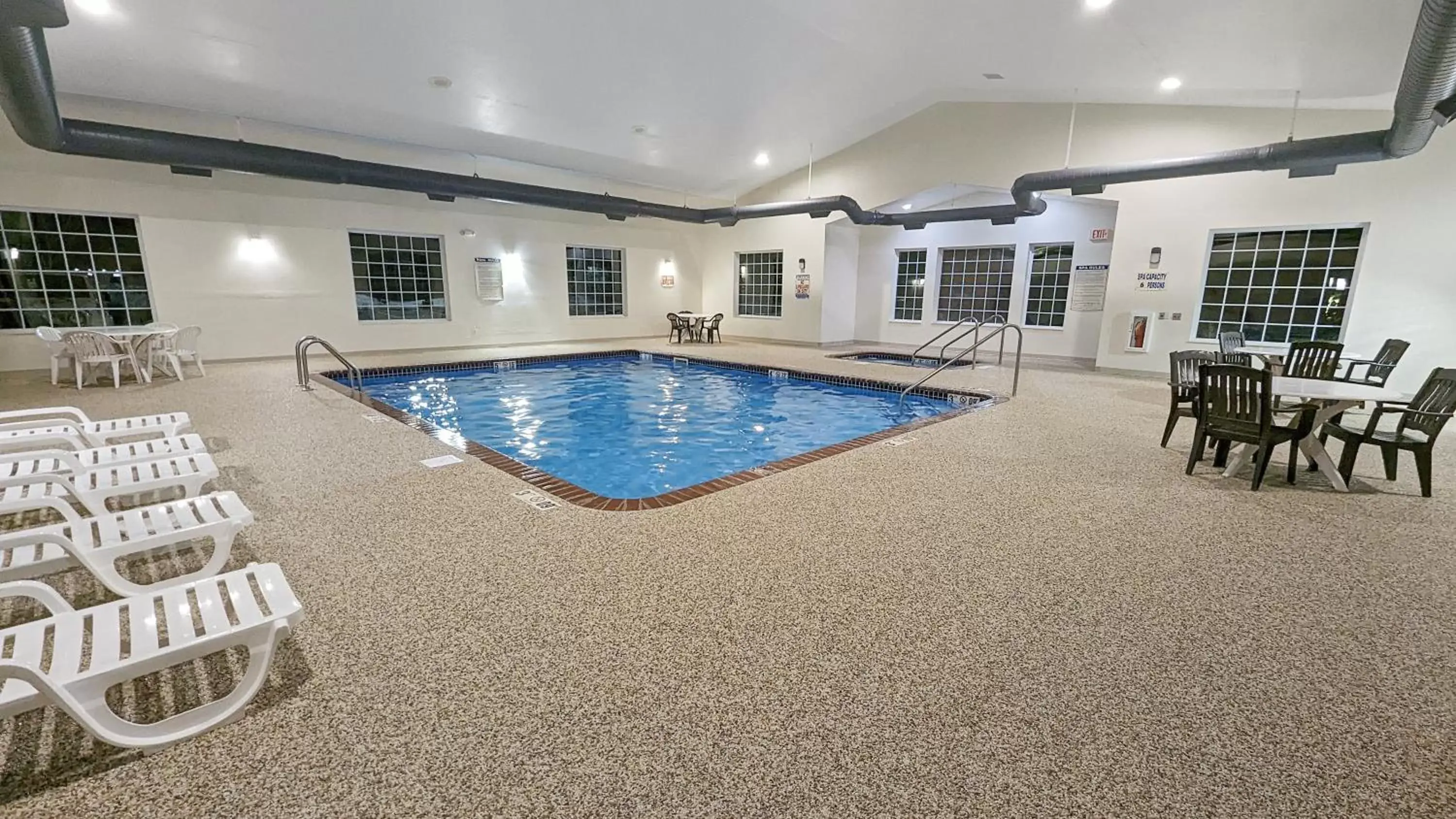 Swimming Pool in Estherville Hotel & Suites