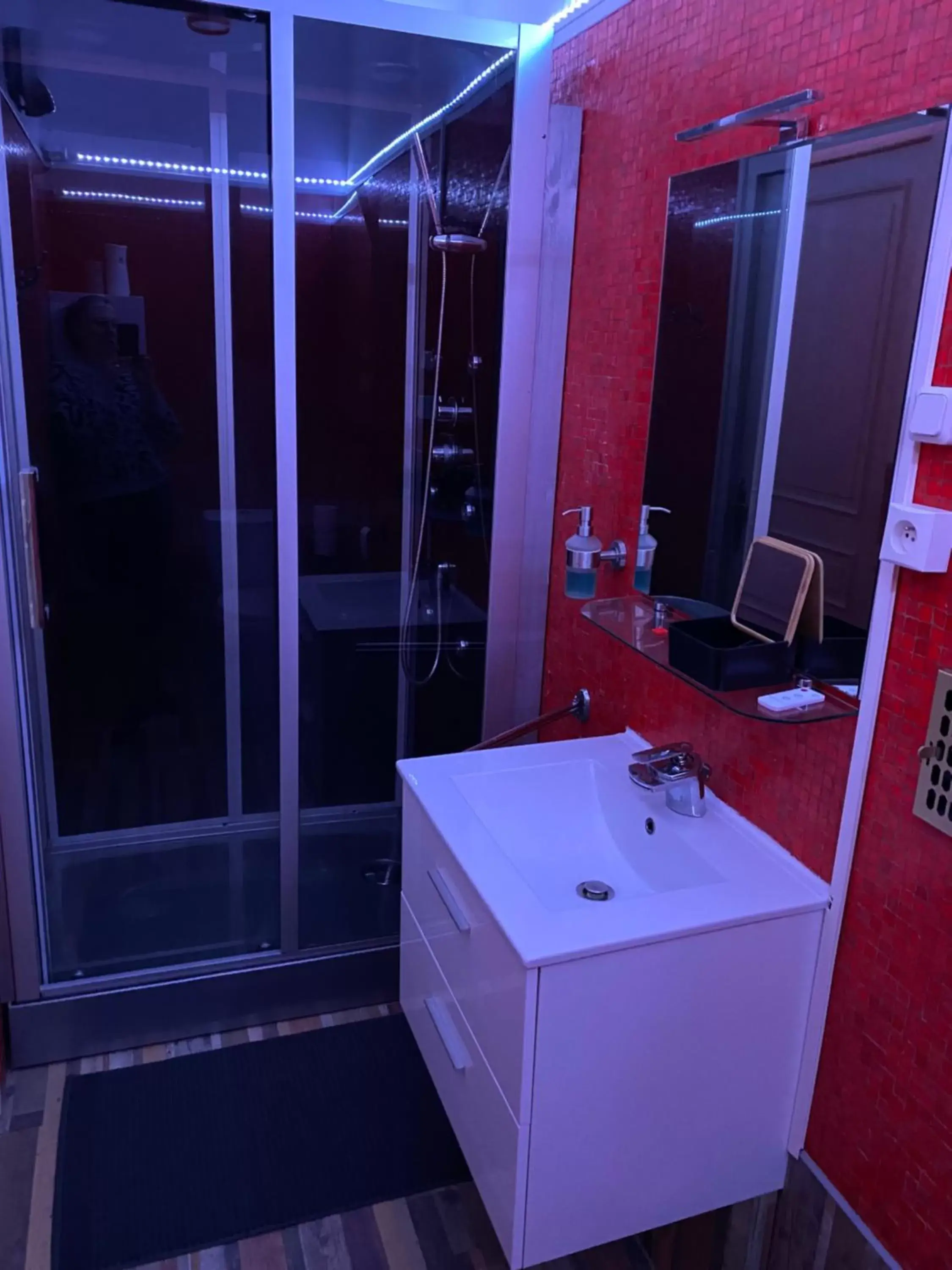 Shower, Bathroom in LES GENEBRUYERES - L'HISTOIRE D'UN REVE