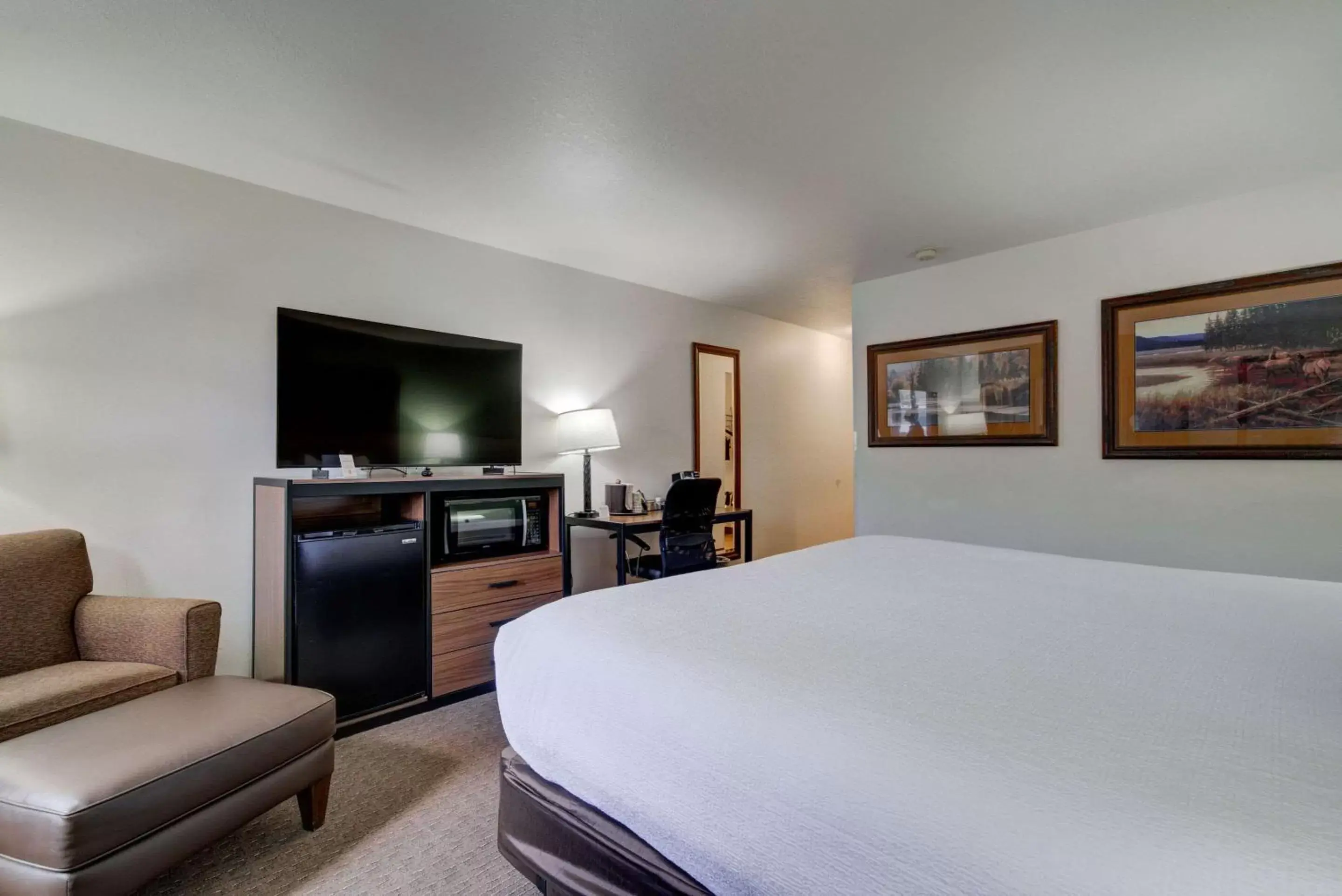 Bedroom, TV/Entertainment Center in The Ridgeline Hotel at Yellowstone, Ascend Hotel Collection
