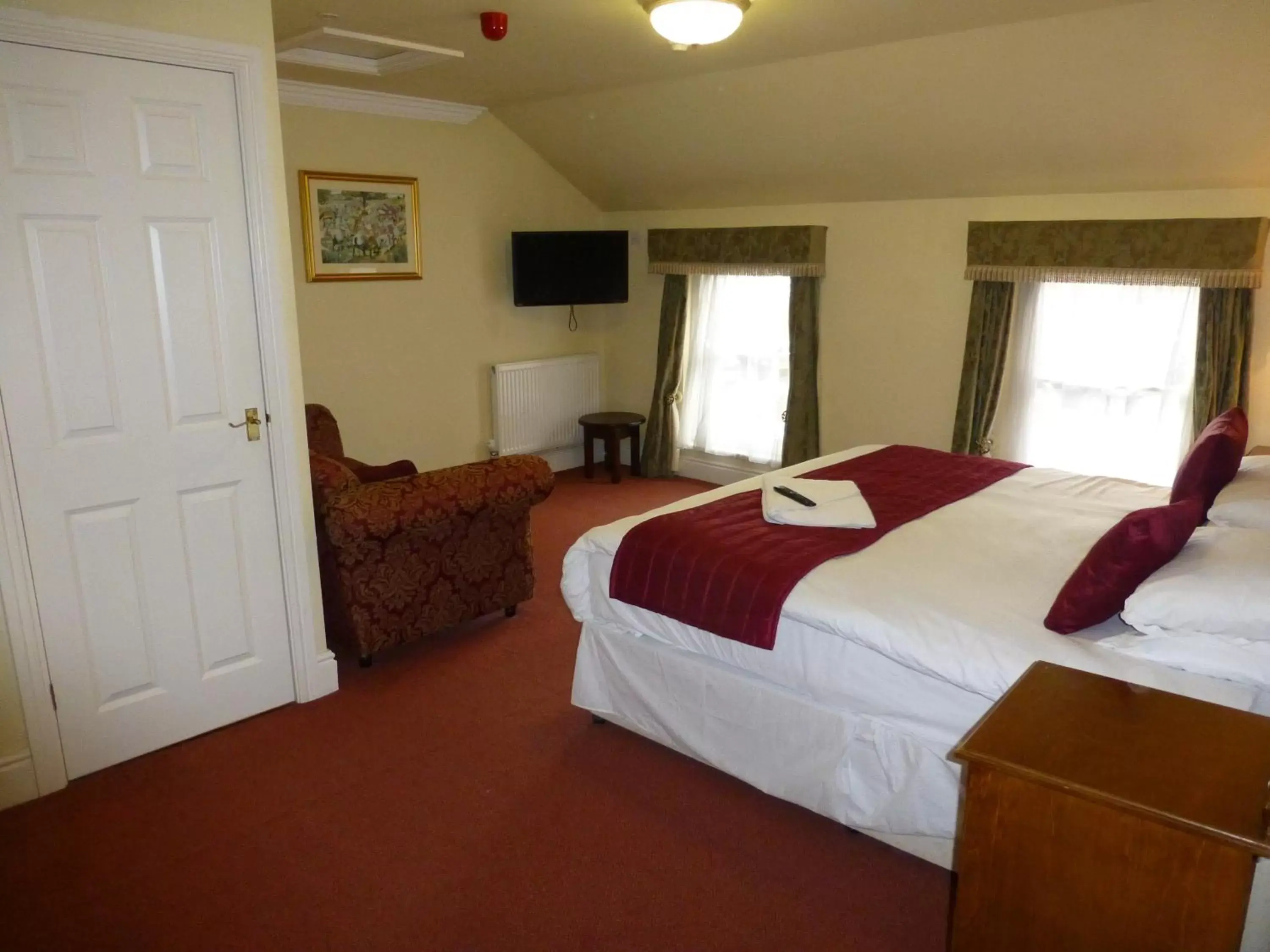 Bedroom, Bed in The Atherstone Red Lion Hotel