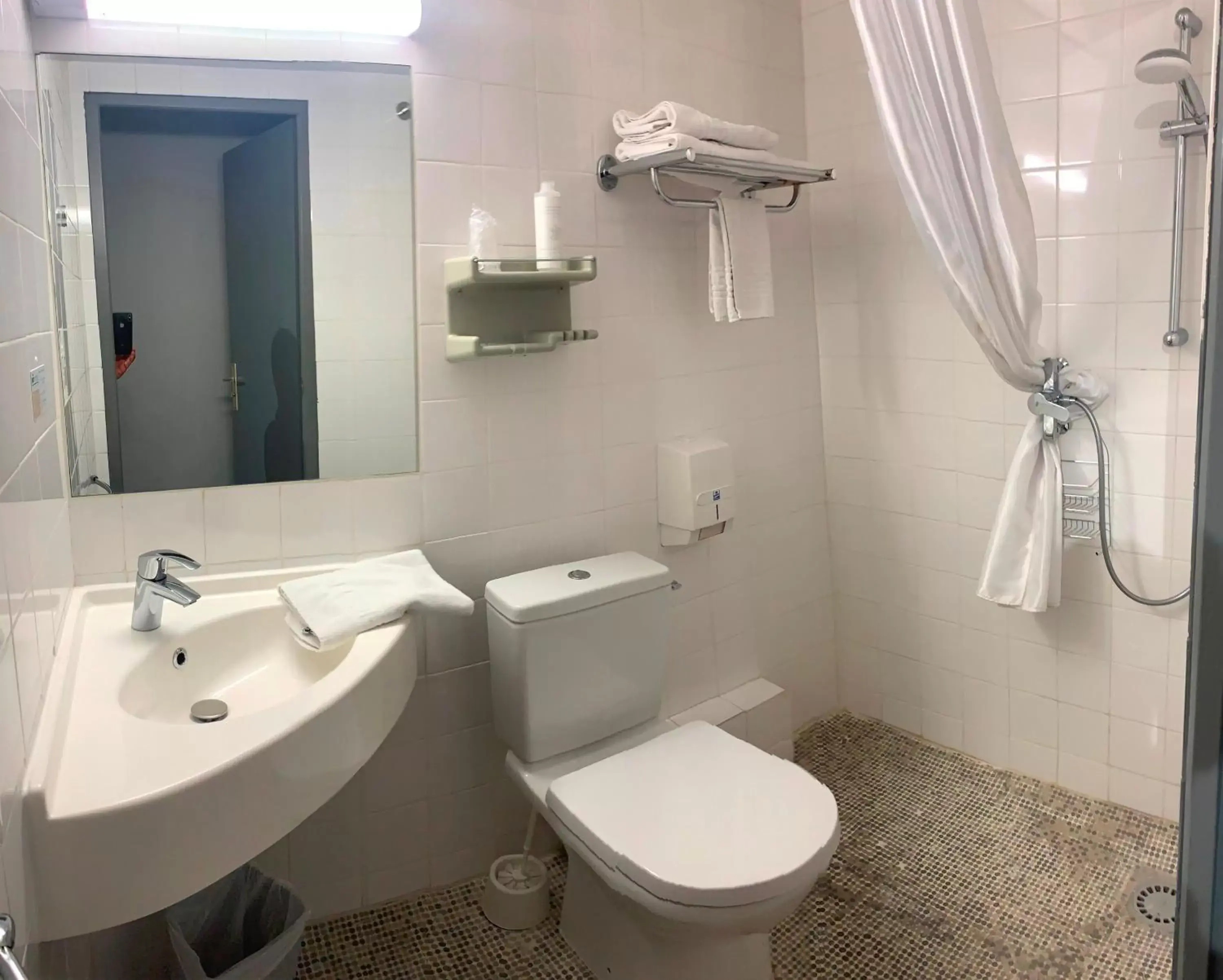 Bathroom in Brit Hotel Suisse et Bordeaux - Centre Gare