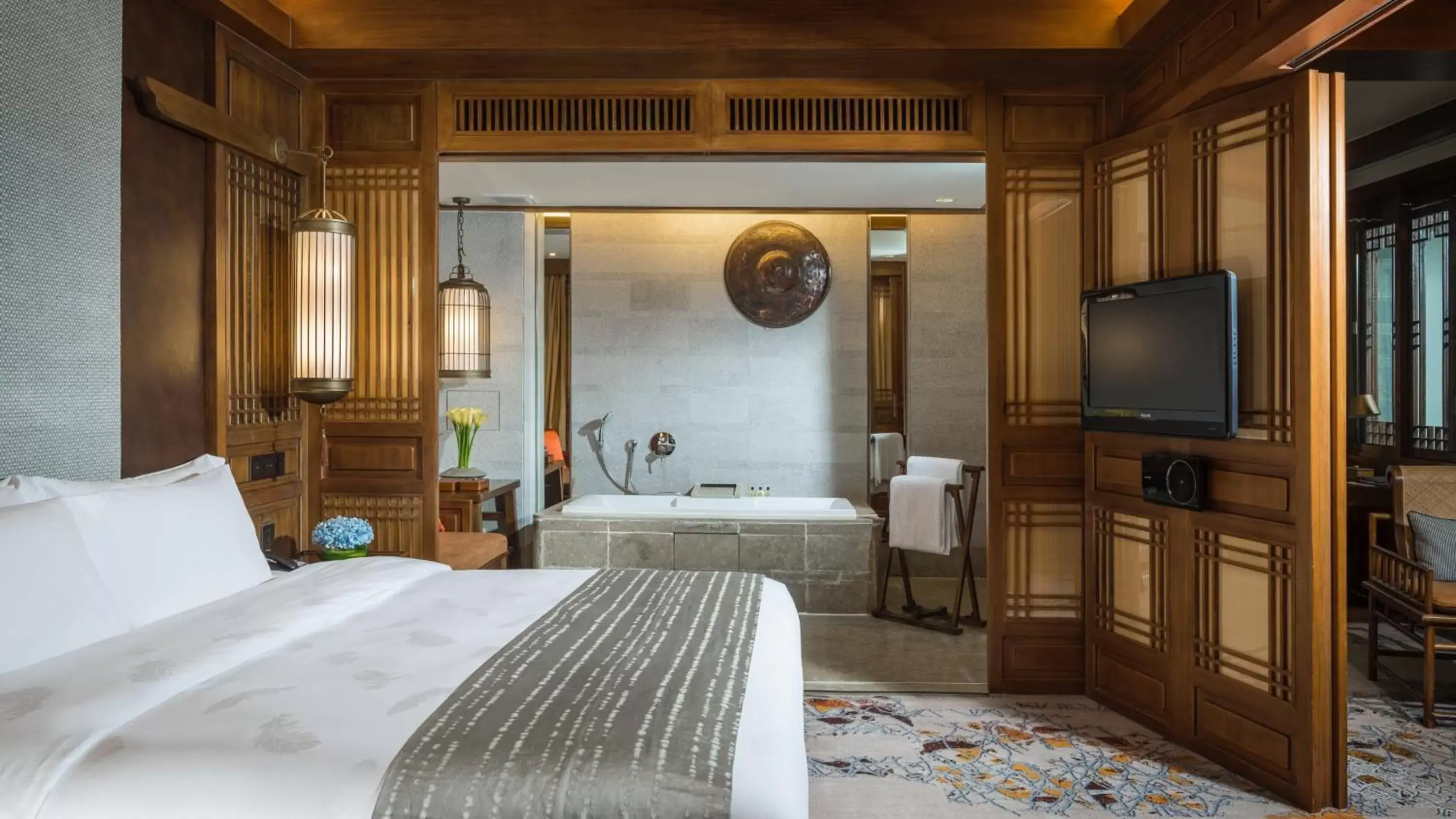 Photo of the whole room, Bed in InterContinental Lijiang Ancient Town Resort, an IHG Hotel