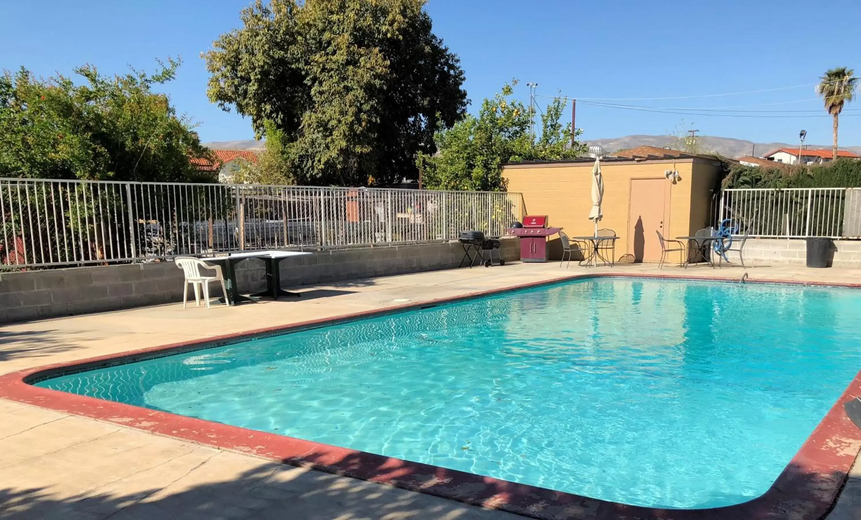 Swimming Pool in Toppers Motel