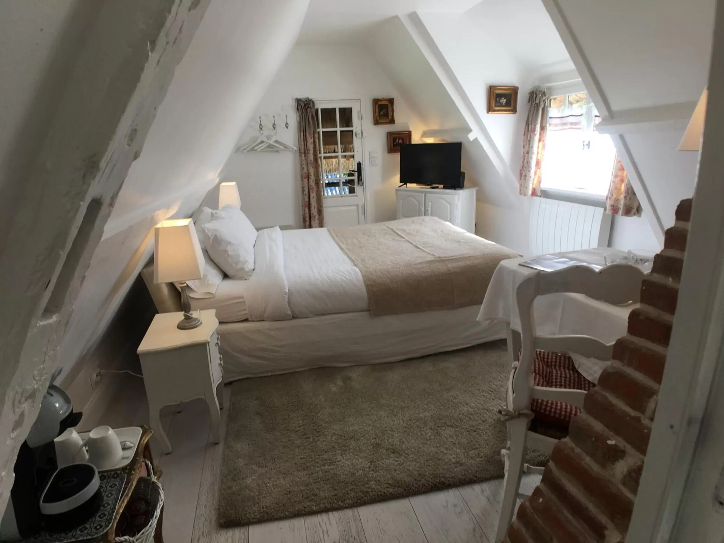 Photo of the whole room, Bed in La Romance et la Romanesque