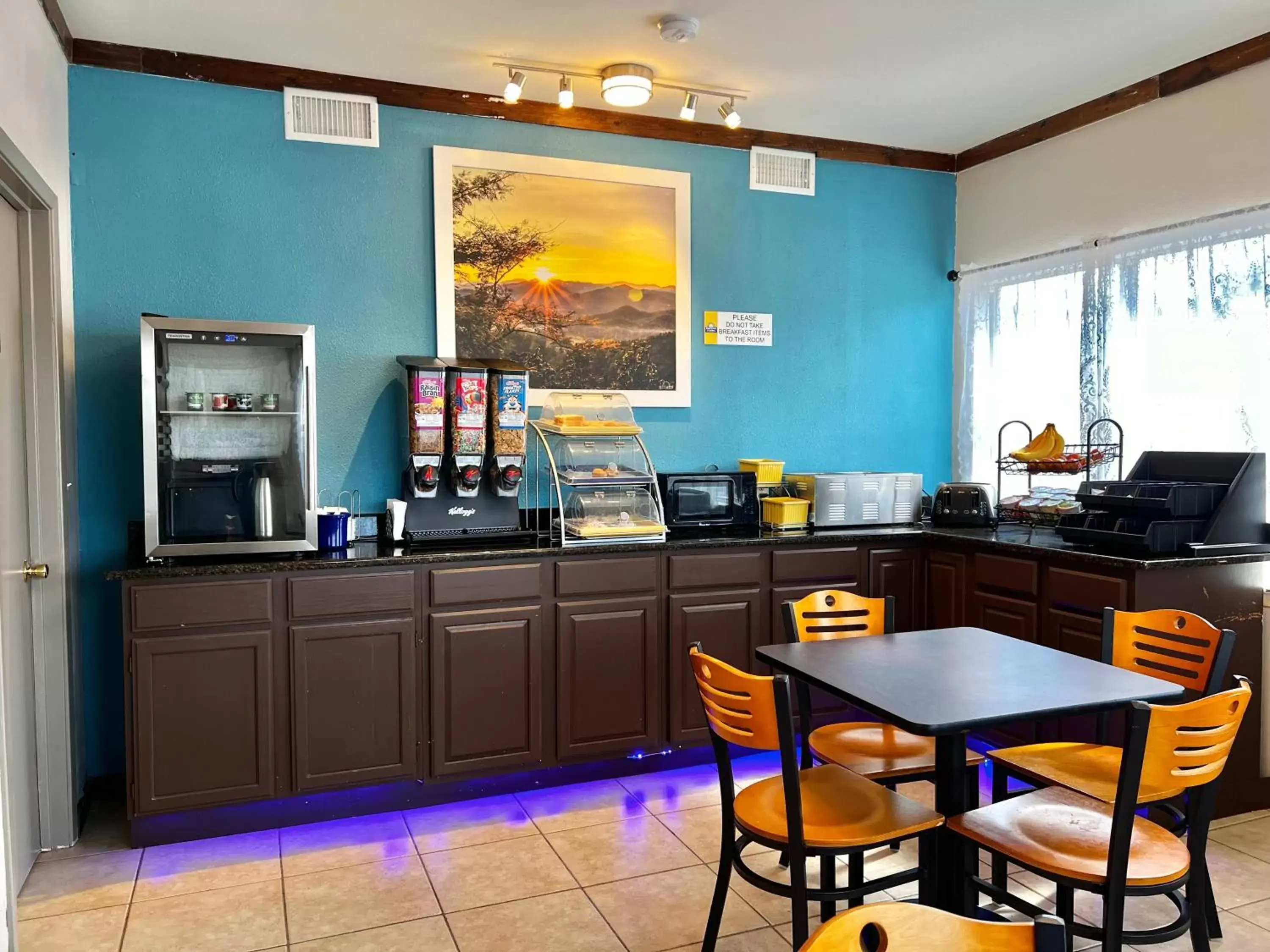 Breakfast, Restaurant/Places to Eat in Days Inn by Wyndham Suites Fredericksburg