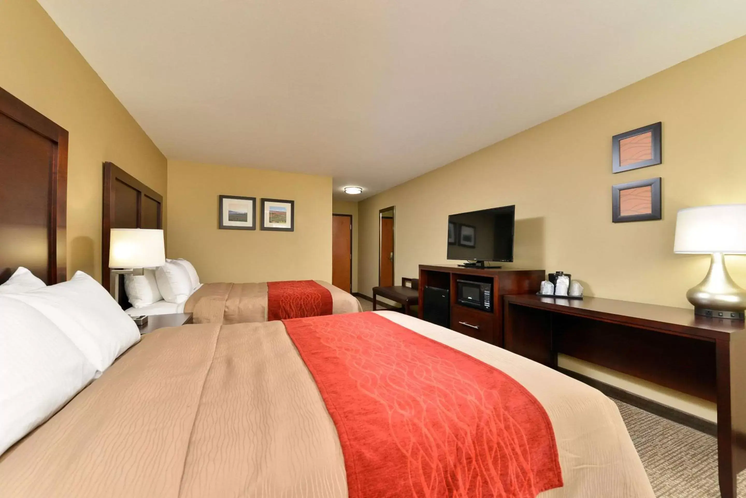 Photo of the whole room, Bed in Comfort Inn and Suites Manheim