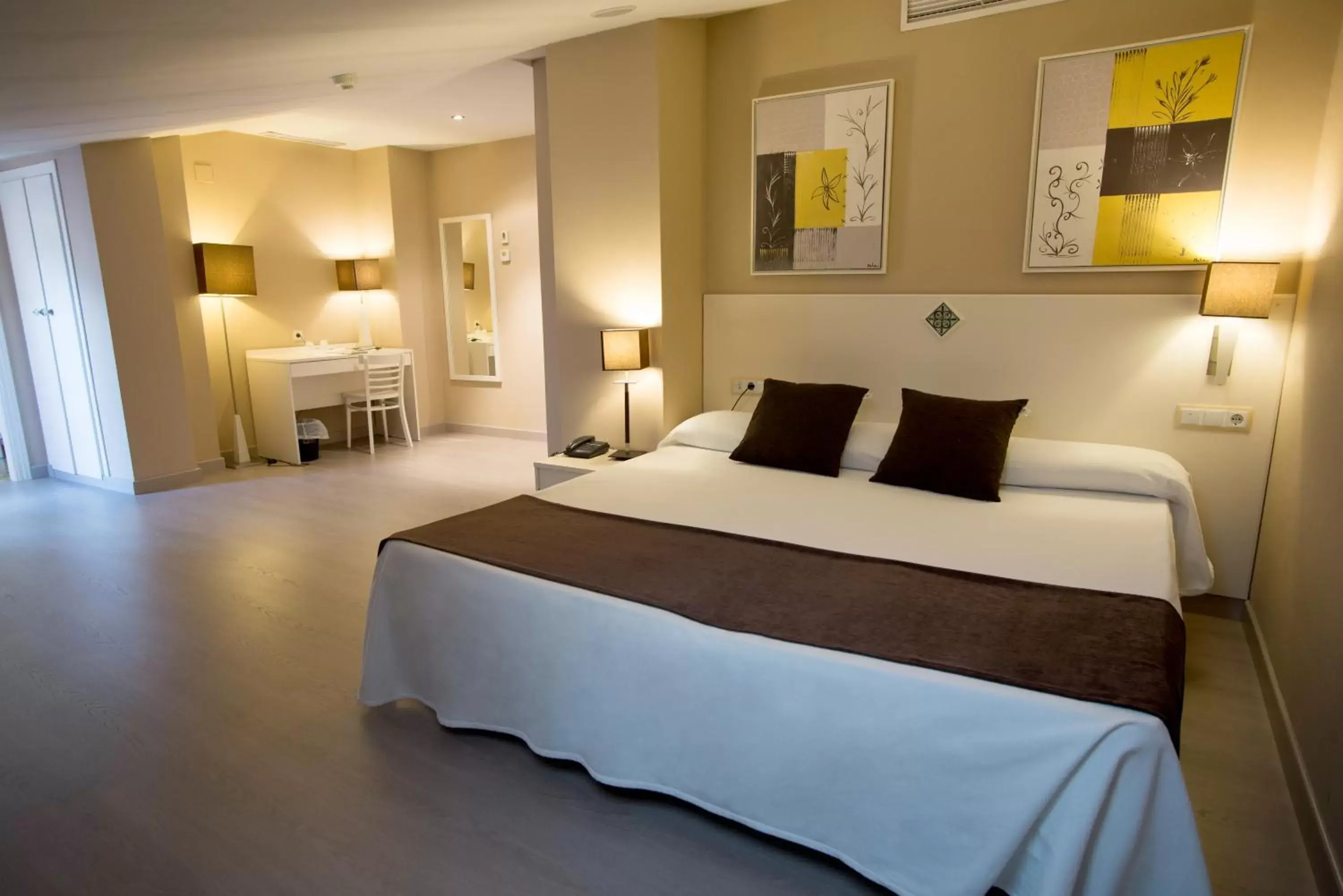 Photo of the whole room, Bed in Sercotel Torico Plaza