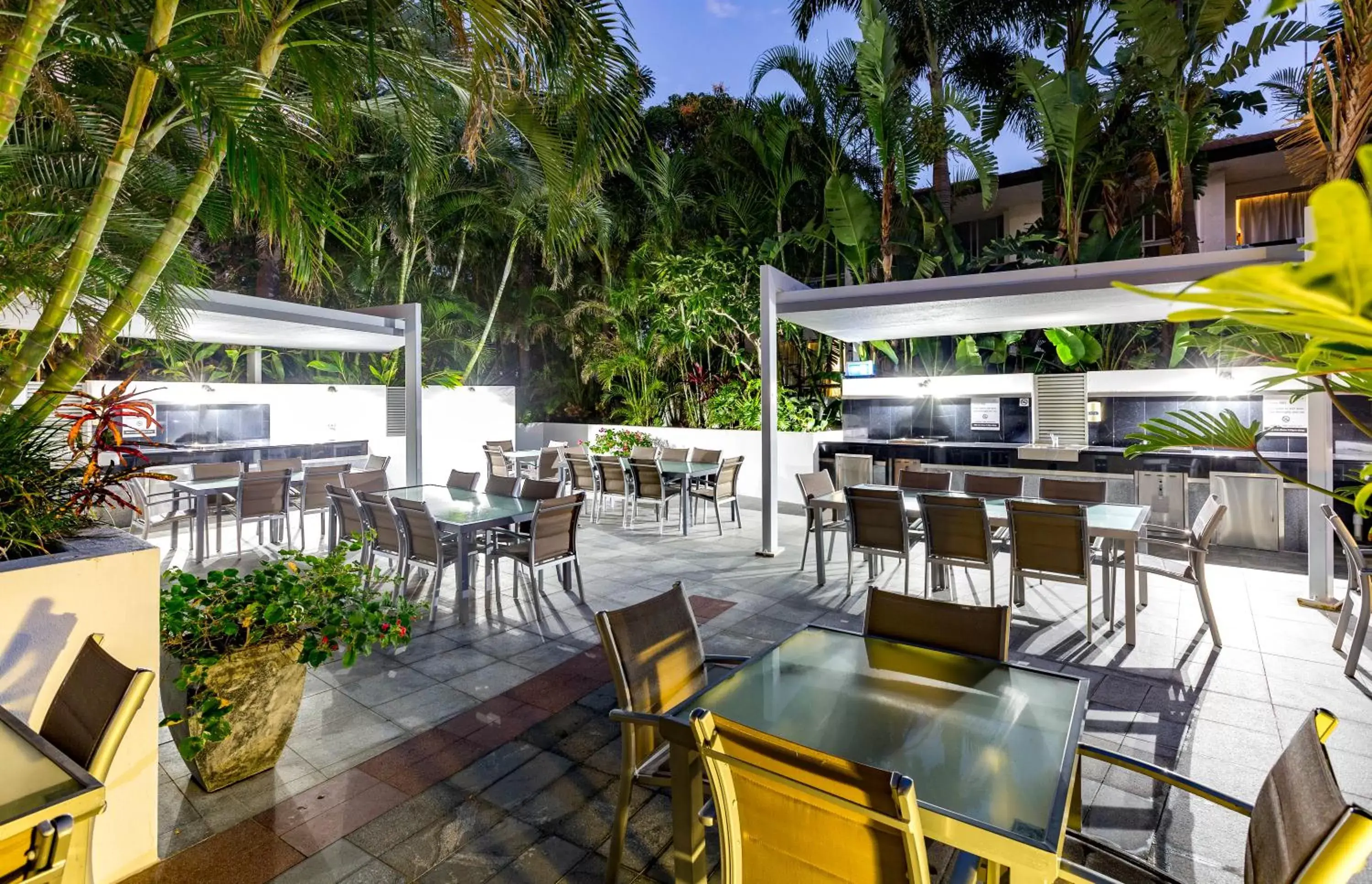 BBQ facilities, Restaurant/Places to Eat in Artique Surfers Paradise - Official