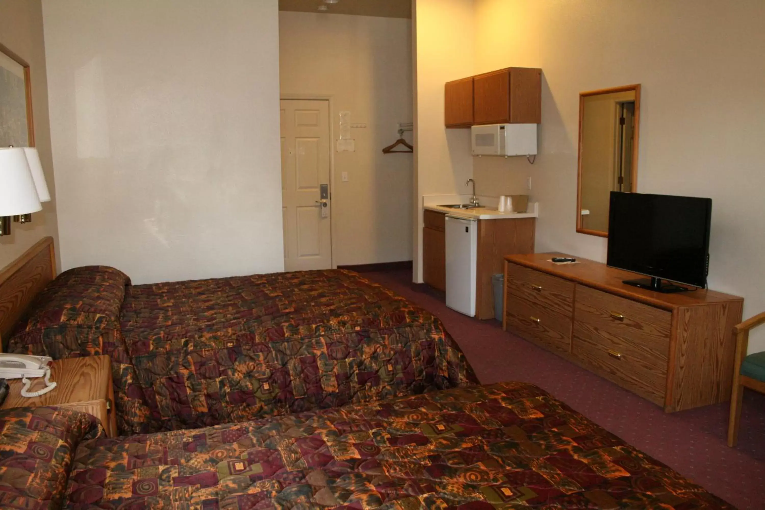 Bedroom, Bed in Carson City Plaza Hotel