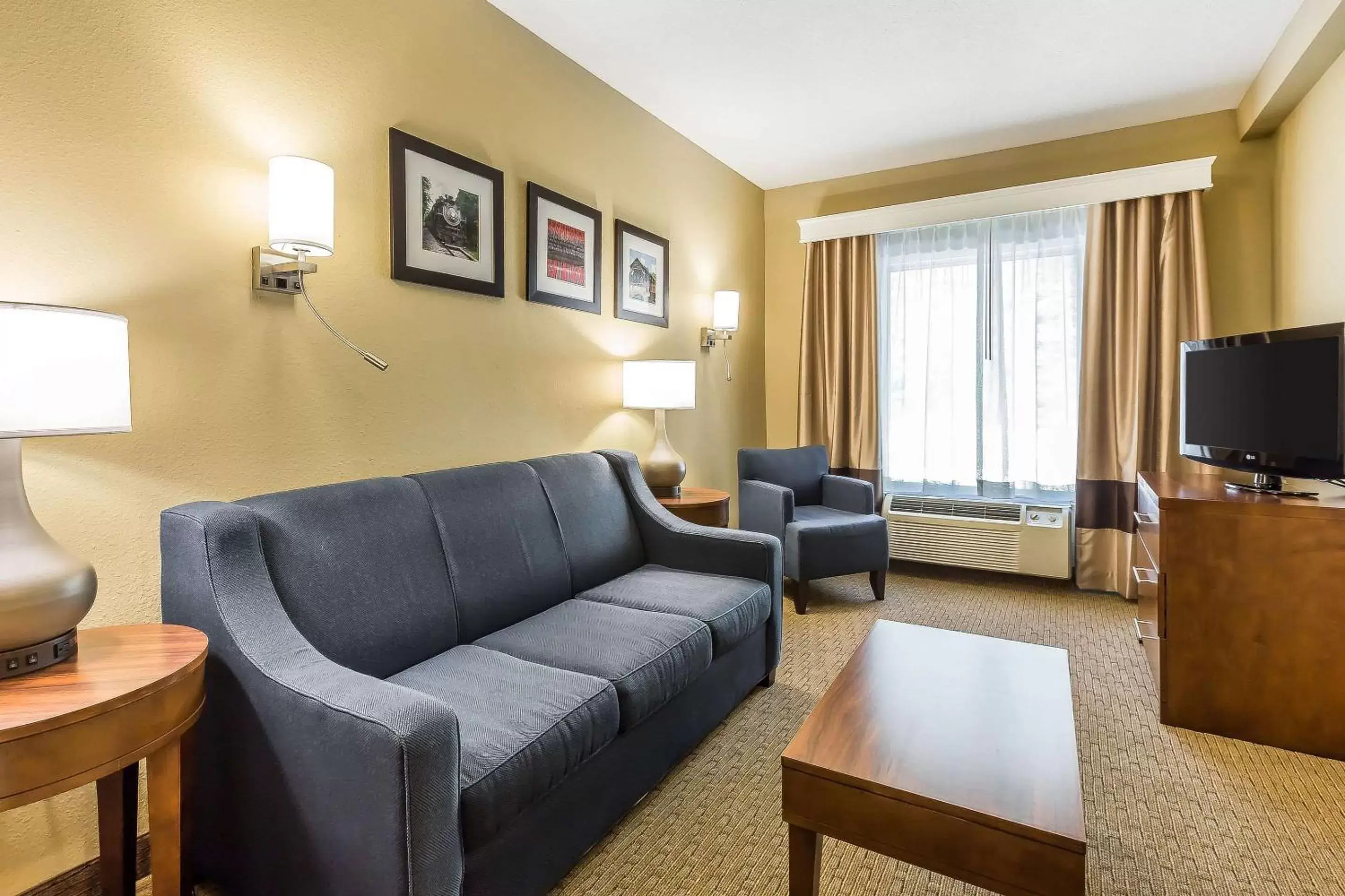 Photo of the whole room, Seating Area in Comfort Inn & Suites Dalton