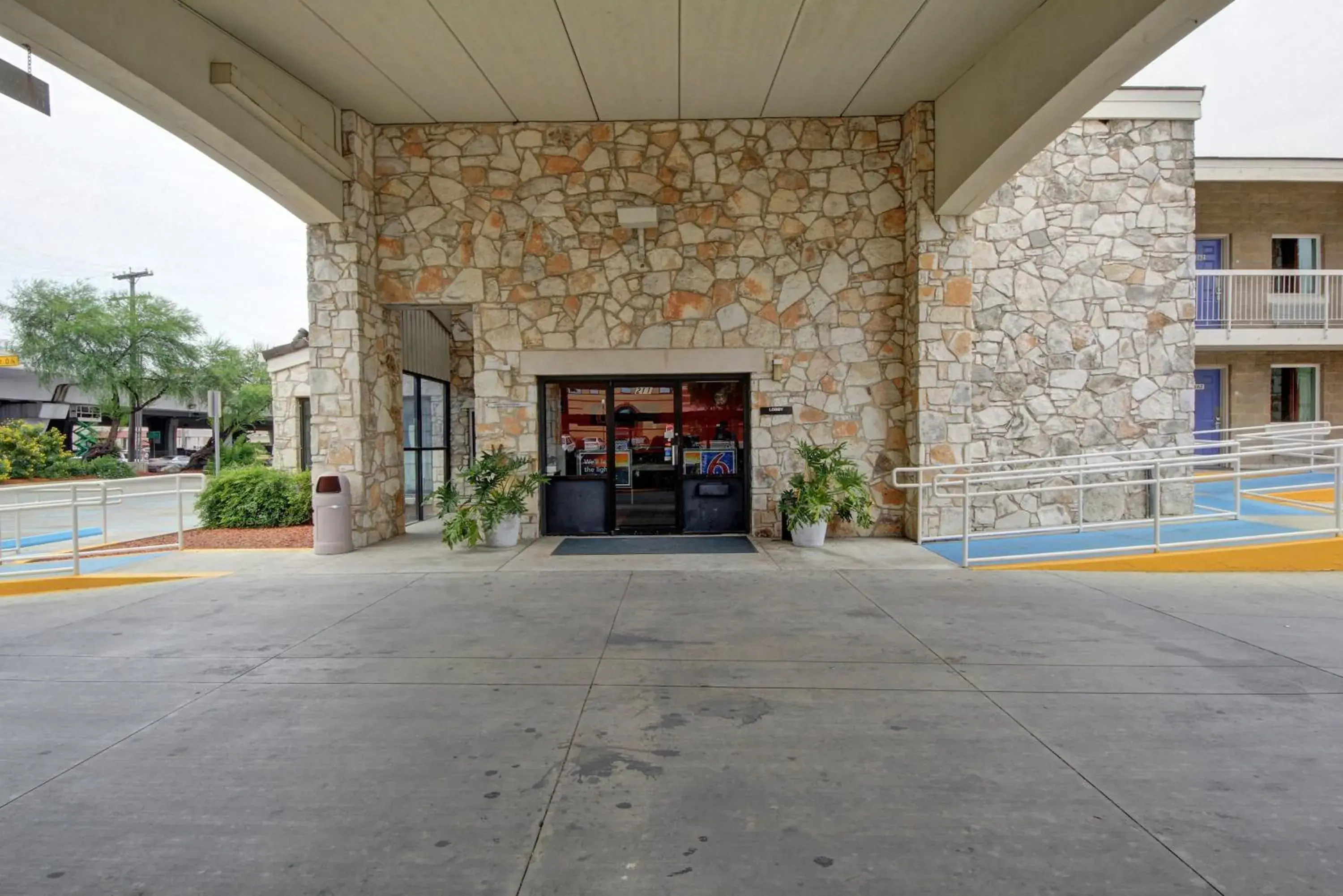 Facade/entrance in Motel 6-San Antonio, TX - Downtown - Market Square