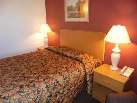Bed in Herington Inn and Suites