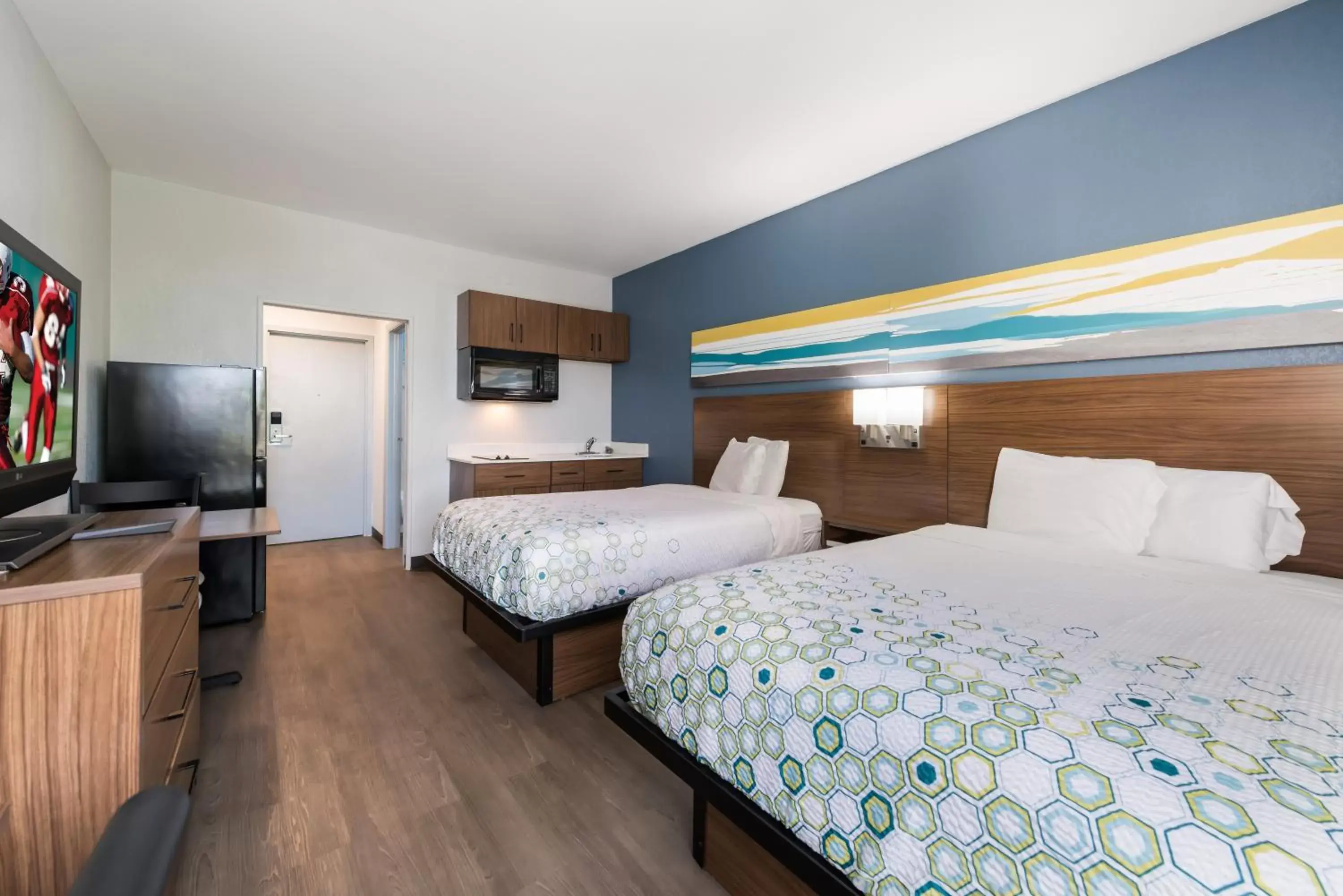 Photo of the whole room, Bed in HomeTowne Studios by Red Roof Newport News - Hampton West Photo of the whole room, Bed in HomeTowne Studios by Red Roof Newport News - Hampton West