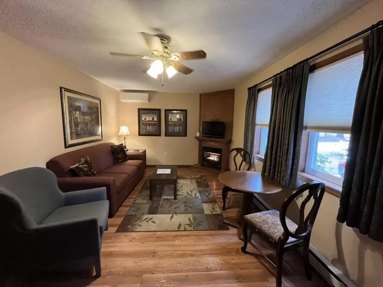 Living room, Seating Area in Woodfield Manor - A Sundance Vacations Property