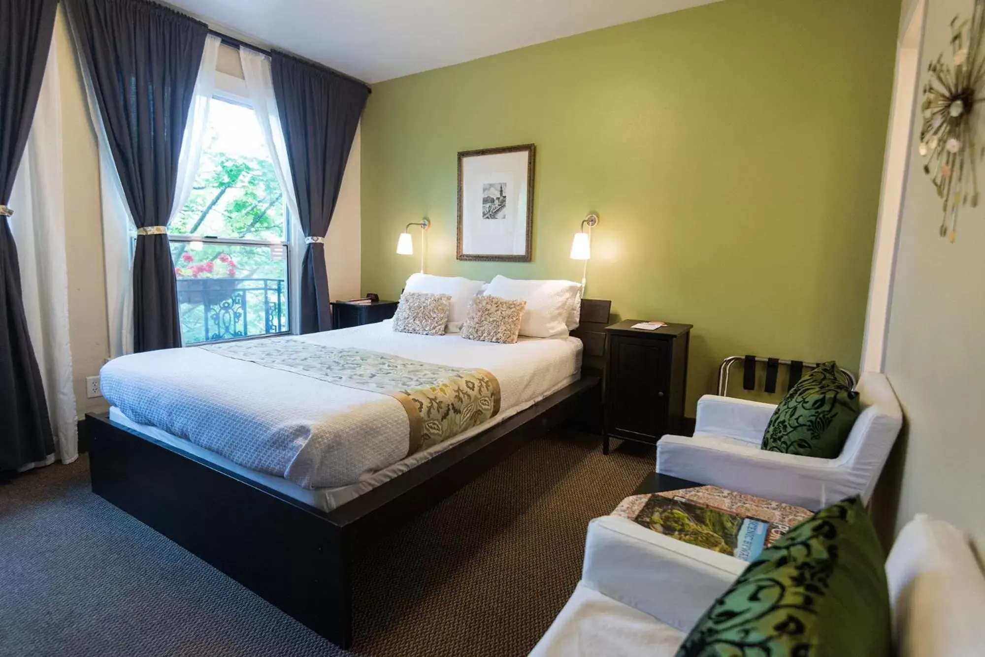 Deluxe Queen Suite in Camas Boutique Hotel