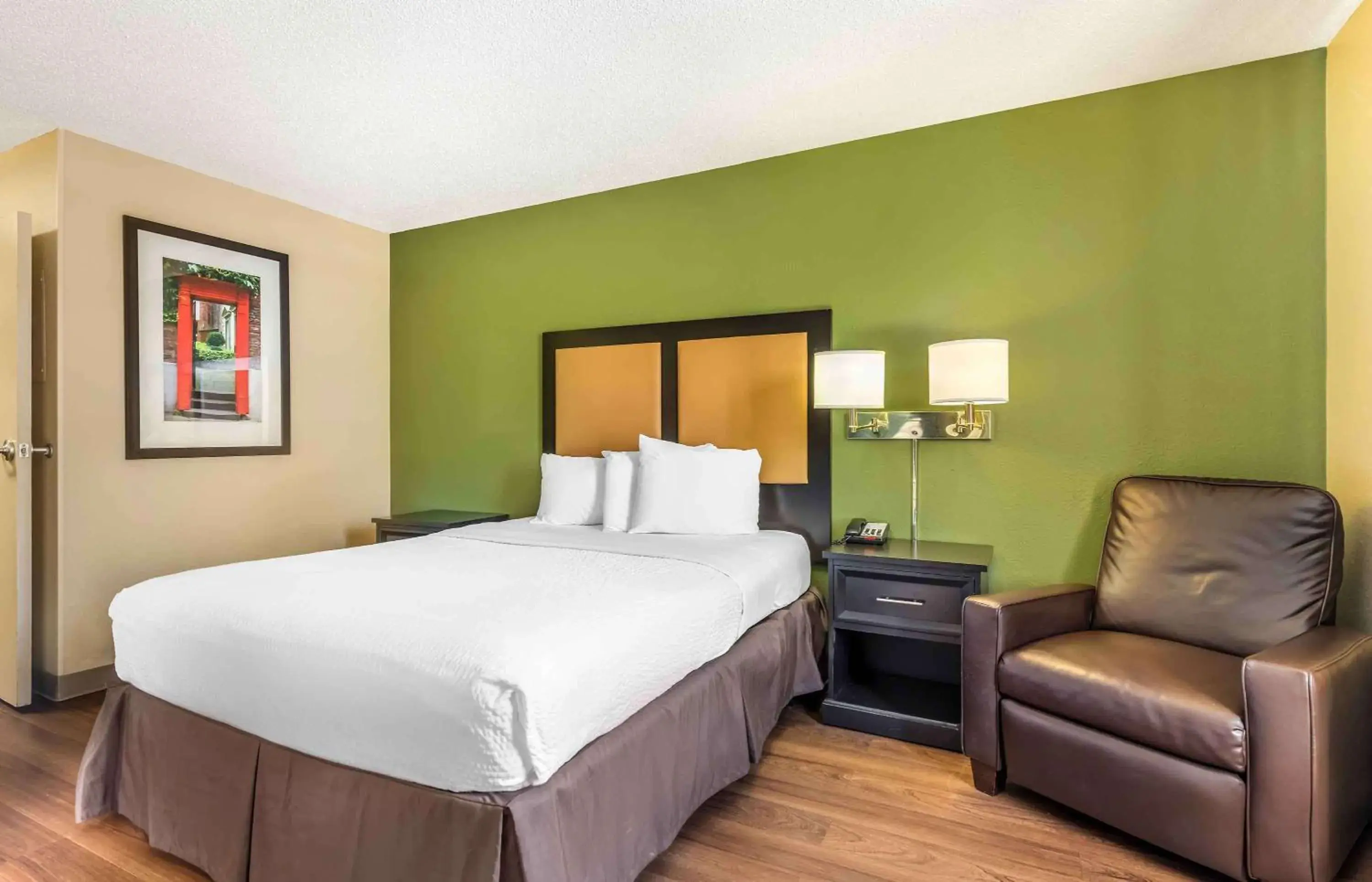 Bedroom, Bed in Extended Stay America Suites - Minneapolis - Maple Grove