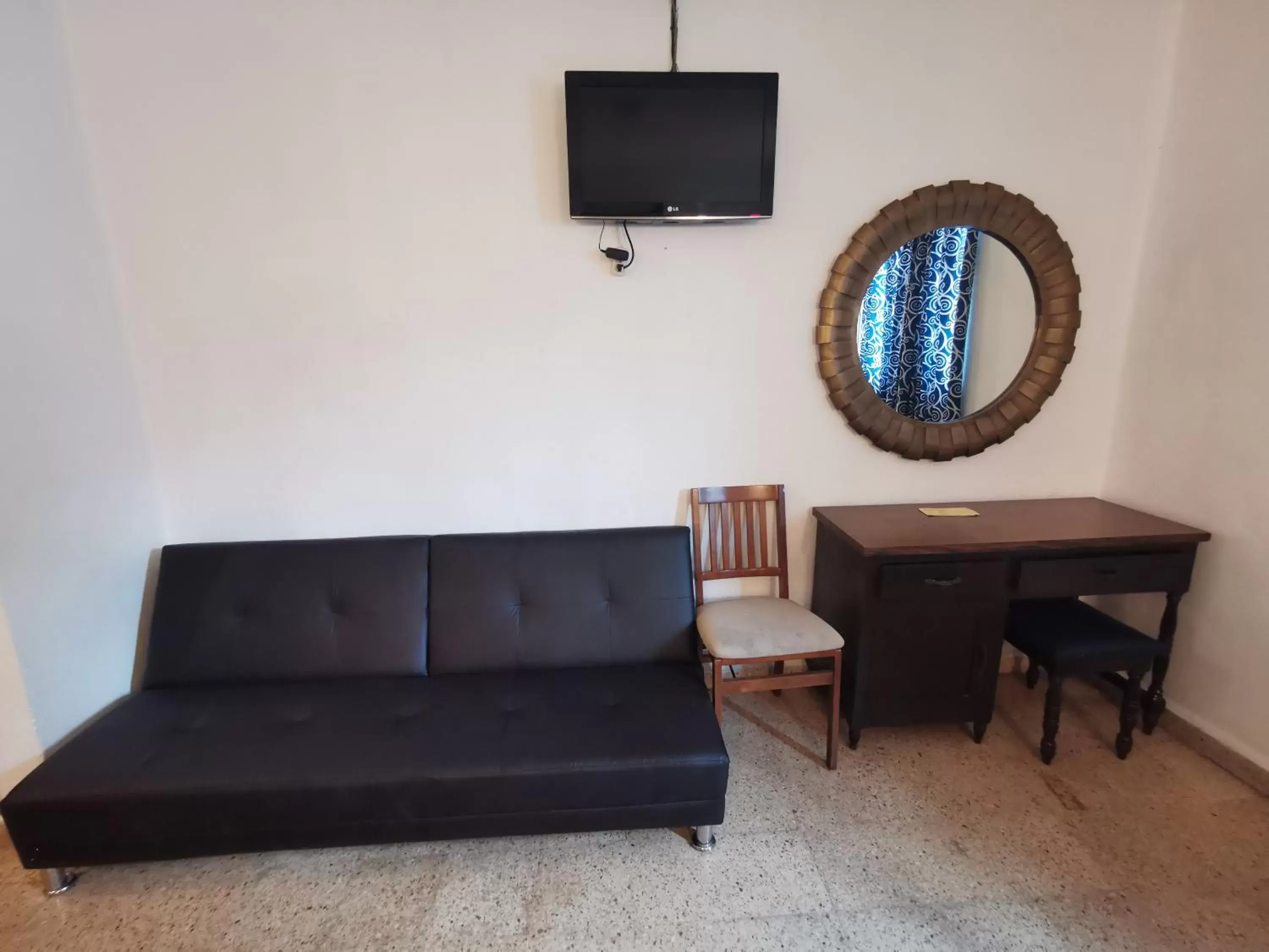 TV and multimedia in Hotel Las Dalias Inn TV and multimedia in Hotel Las Dalias Inn