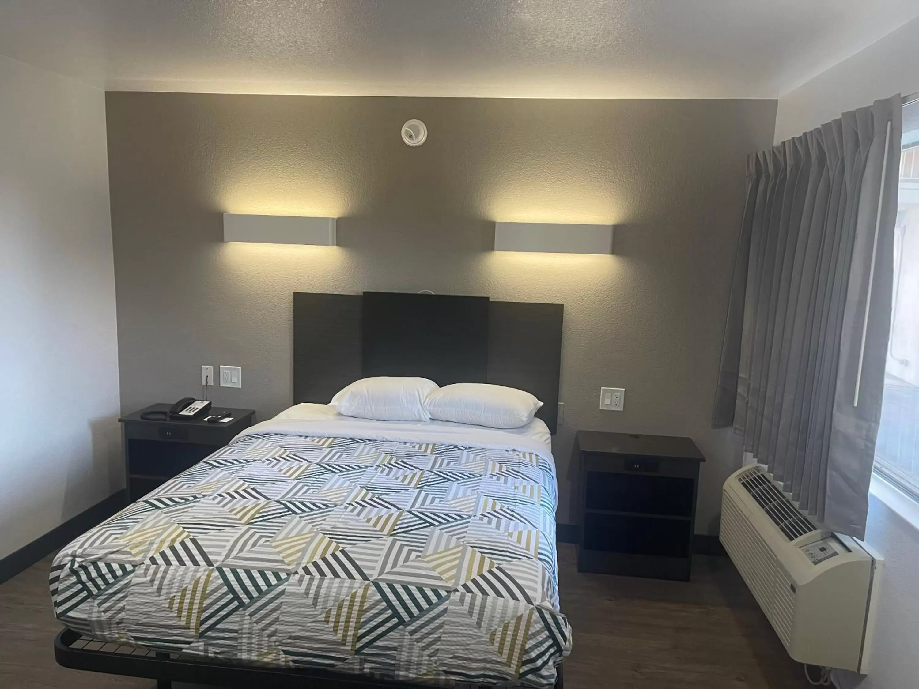 Bed in Motel 6 Denton, TX - UNT Bed in Motel 6 Denton, TX - UNT