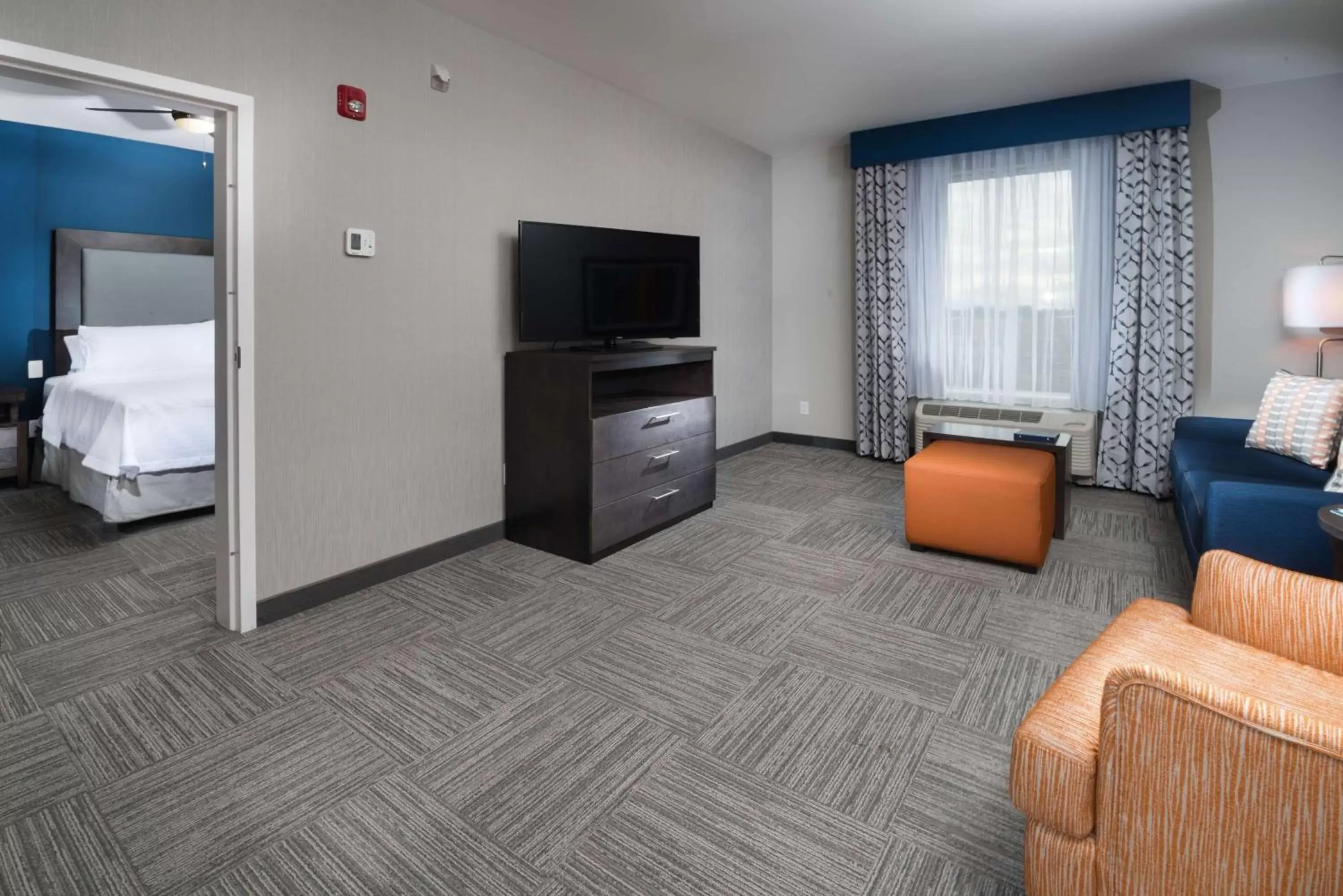 Bedroom, TV/Entertainment Center in Homewood Suites By Hilton Tulsa Catoosa
