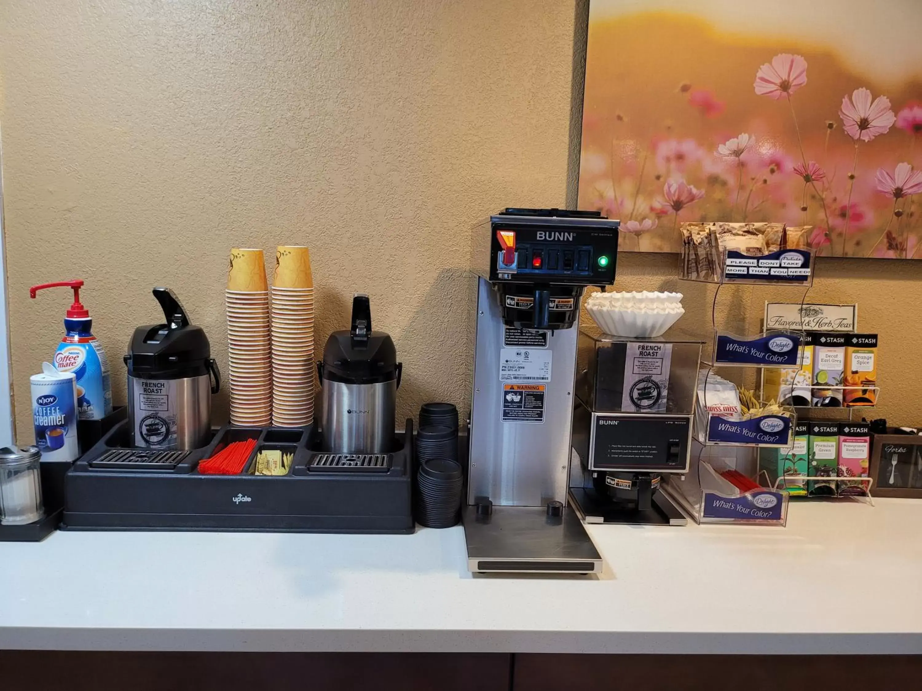 Coffee/tea facilities in MorningGlory Inn & Suites