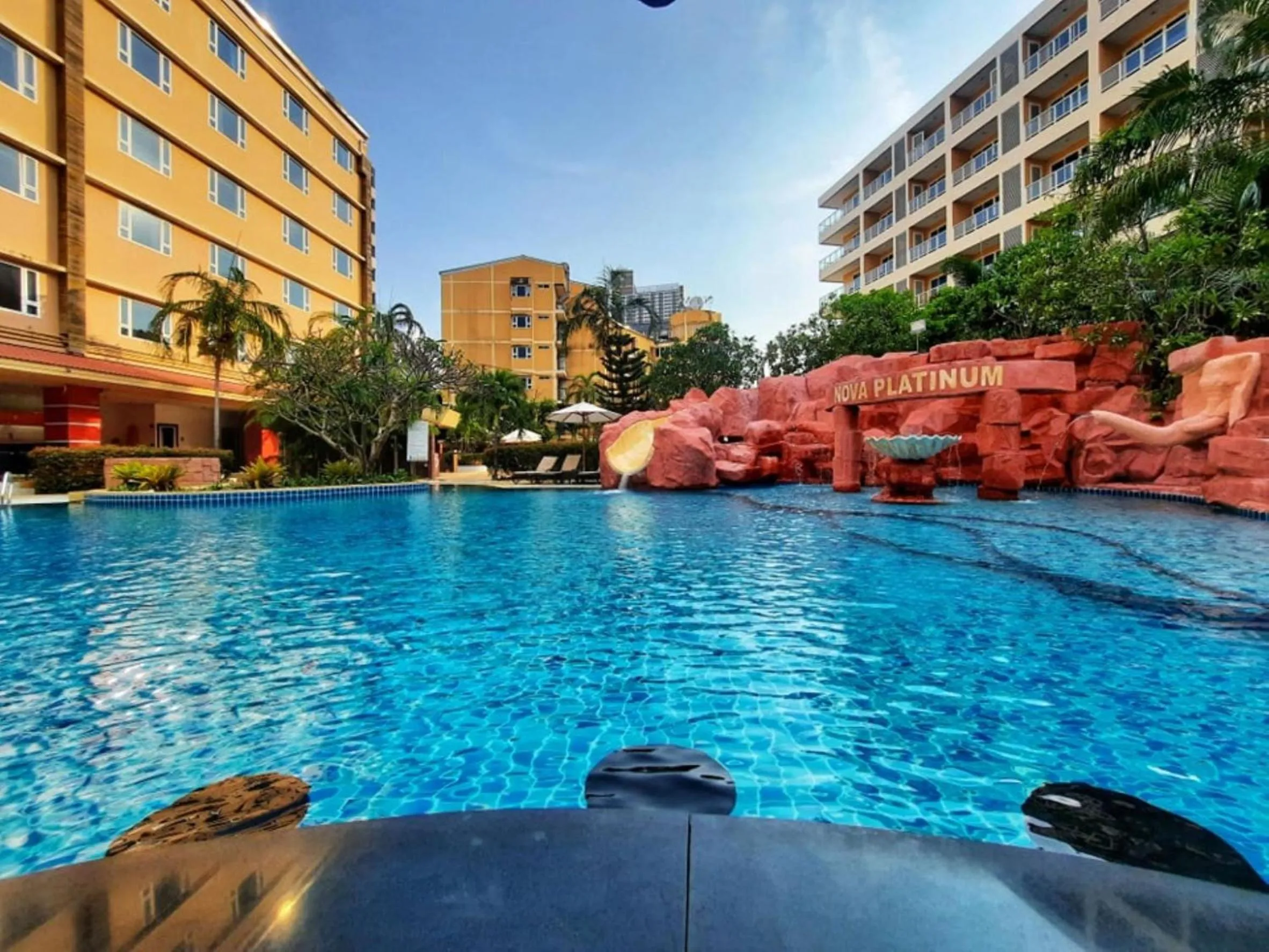 Restaurant/places to eat in Nova Platinum Hotel