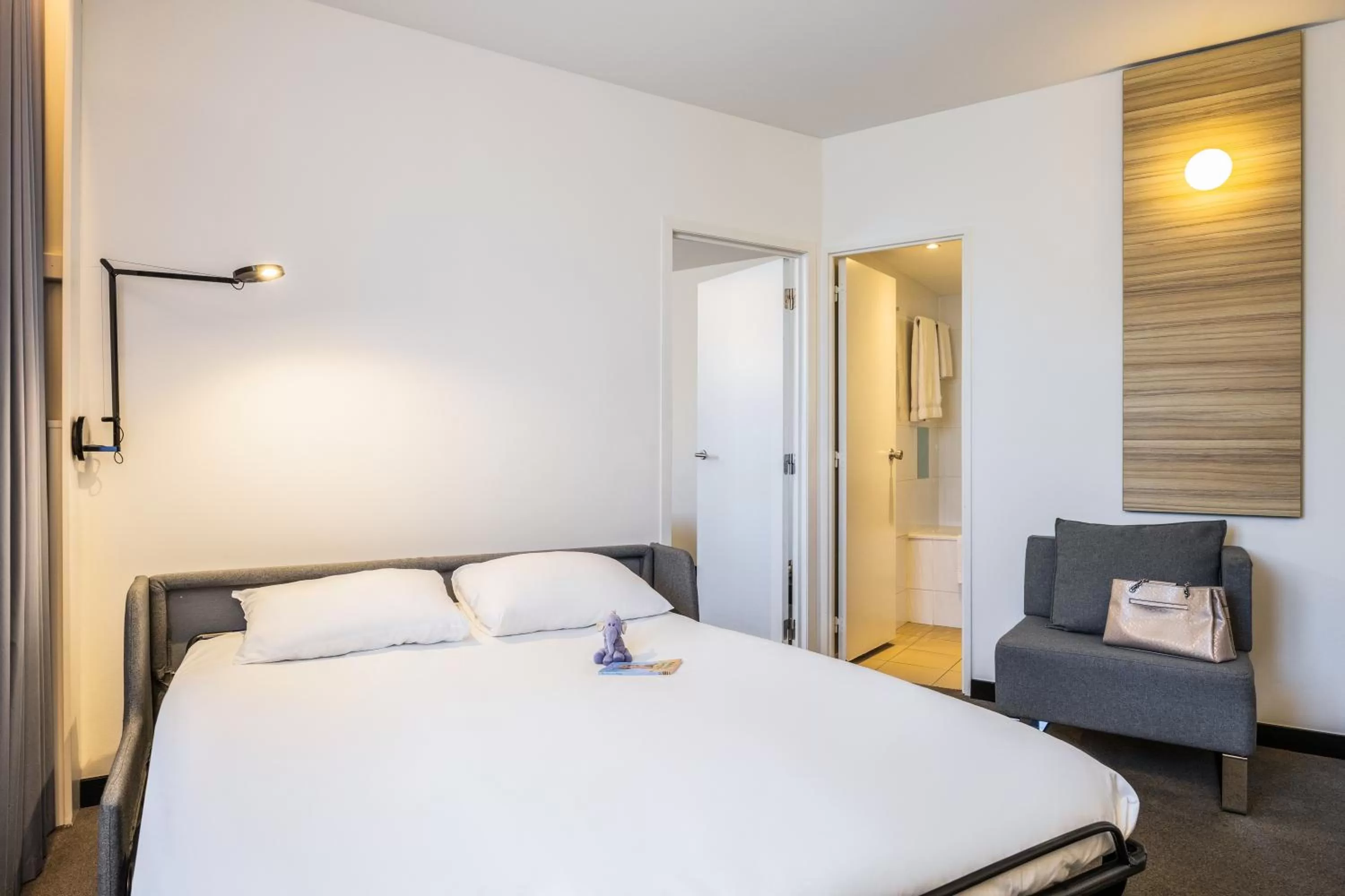 Bed in Hotel Novotel Brussels Off Grand Place