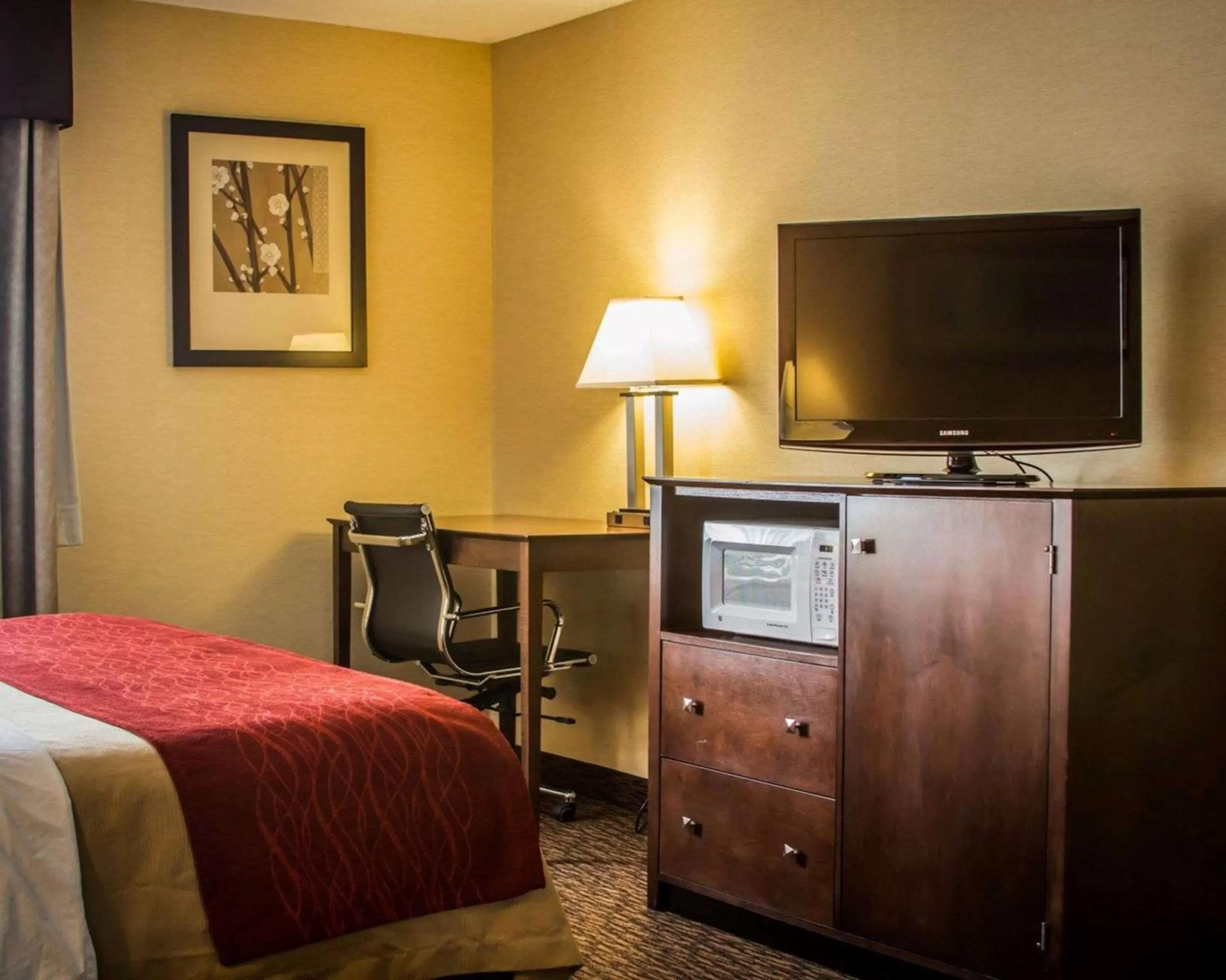Bedroom, Bed in Quality Inn & Suites Port Huron