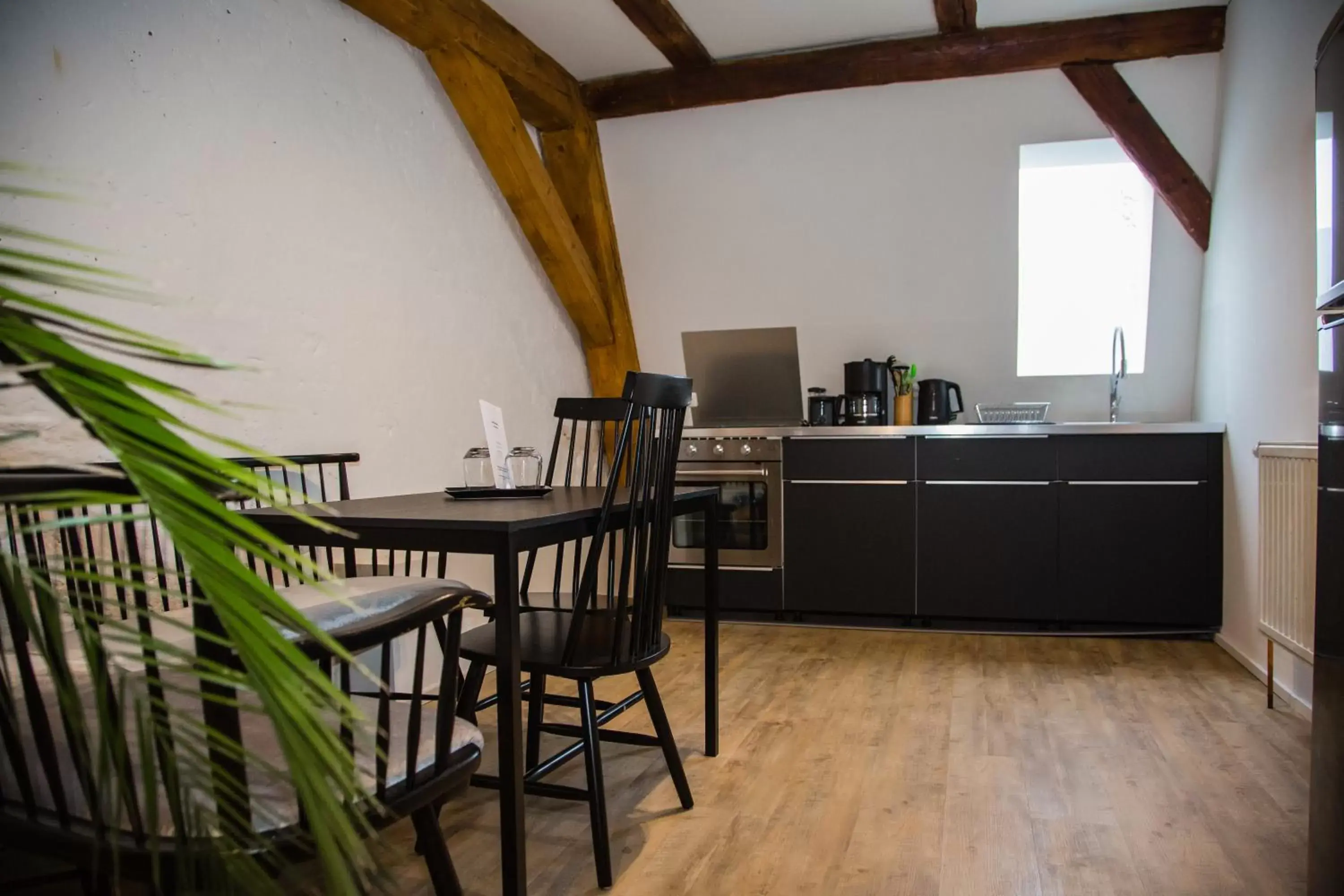 Kitchen or kitchenette, Dining Area in Green Spirit Hotel