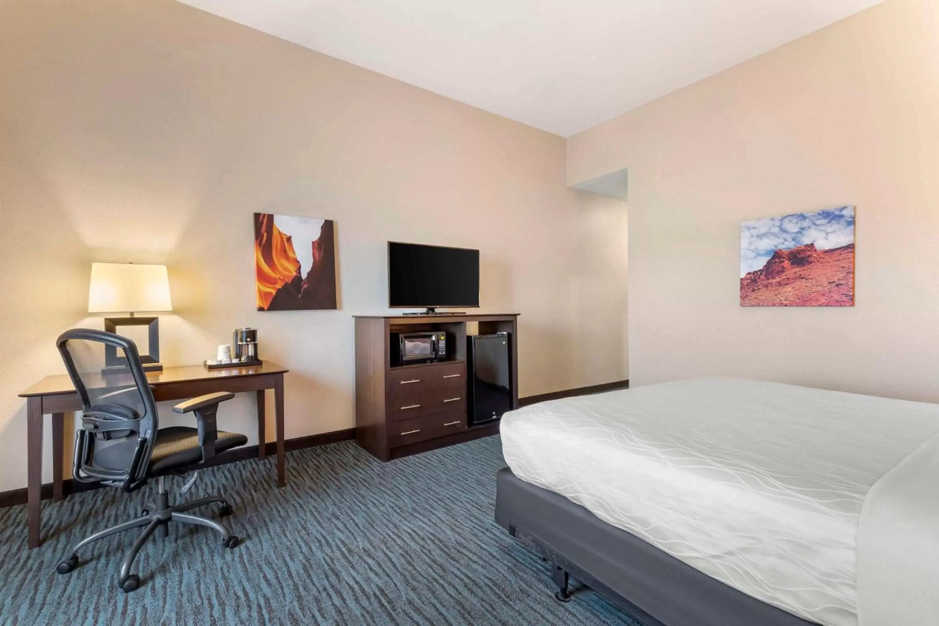 Bedroom, TV/Entertainment Center in Best Western Plus Longhorn Inn & Suites