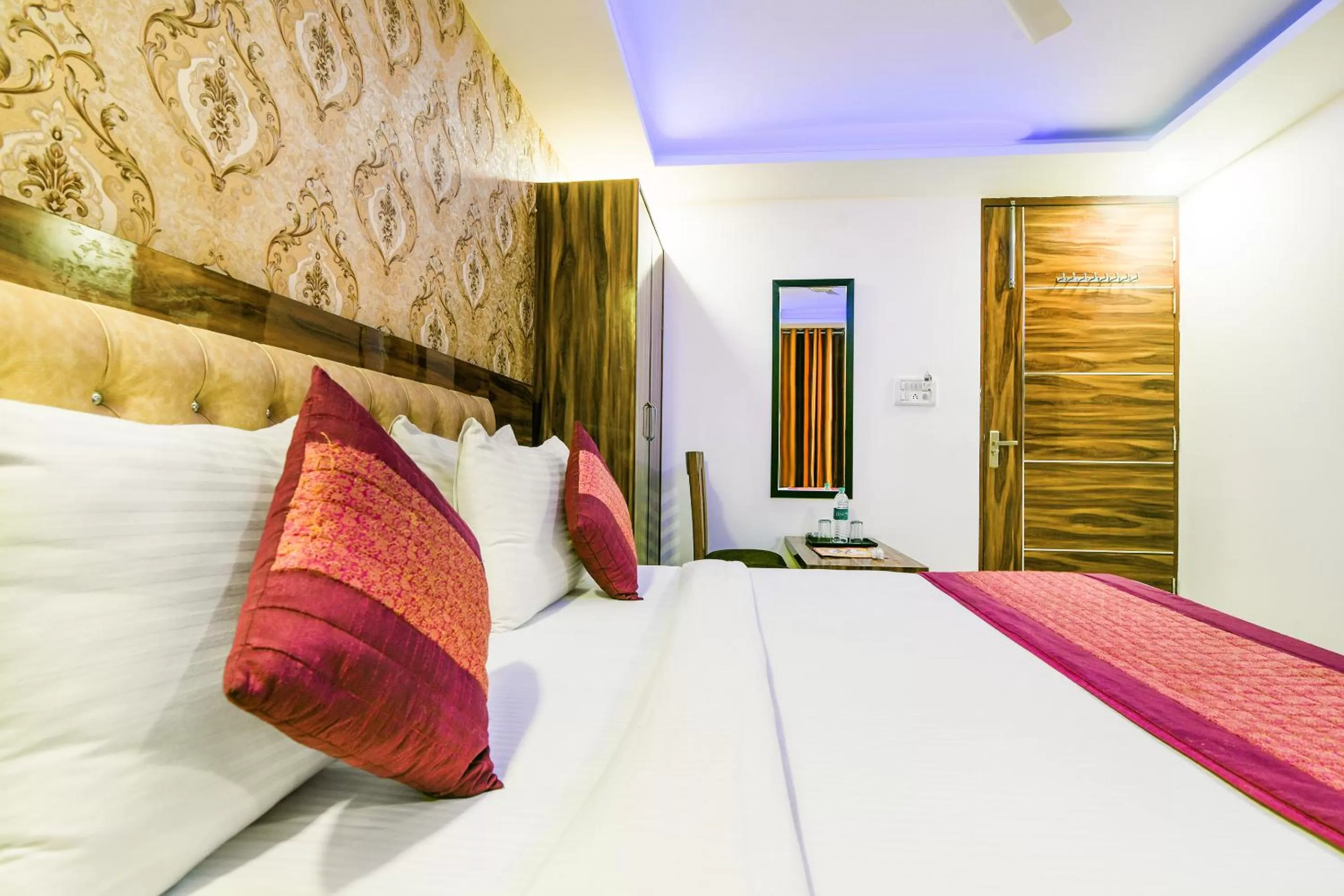 Bed in Hotel Pearl - Mahipalpur Delhi Airport