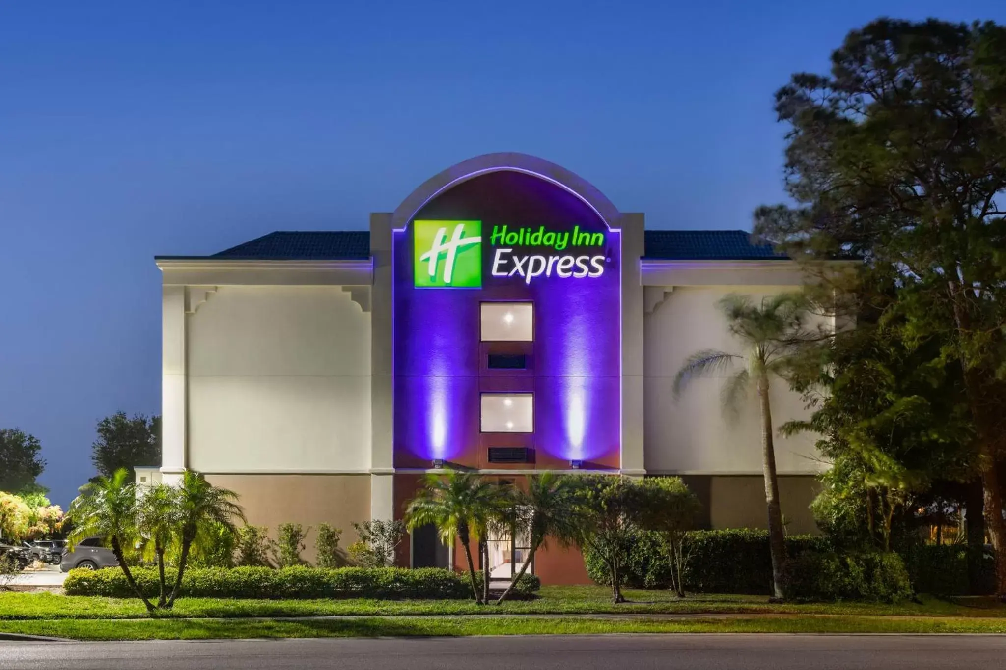 Property building in Holiday Inn Express Vero Beach-West I-95 by IHG Property building in Holiday Inn Express Vero Beach-West I-95 by IHG