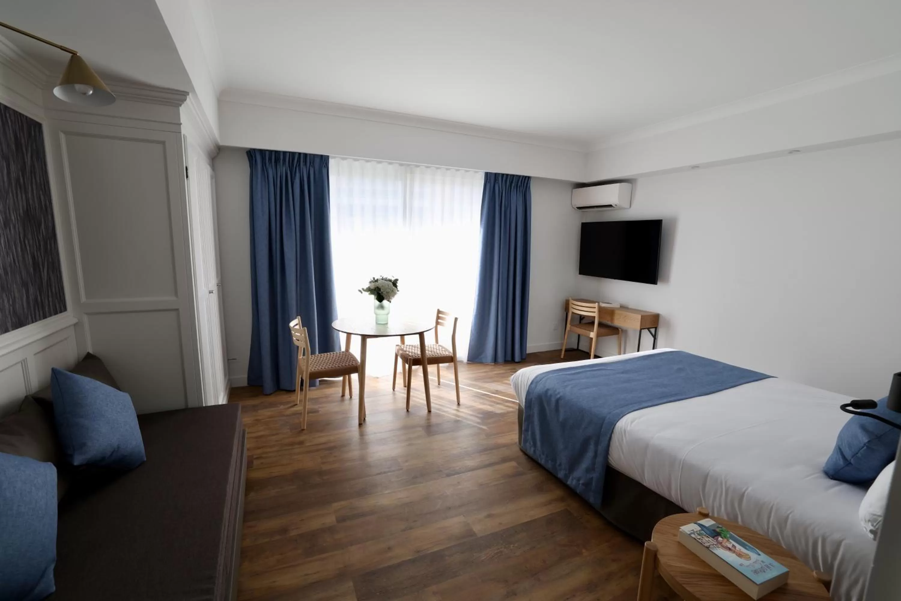 Photo of the whole room, Bed in Résidence Carlton - Rénovée avec Piscine