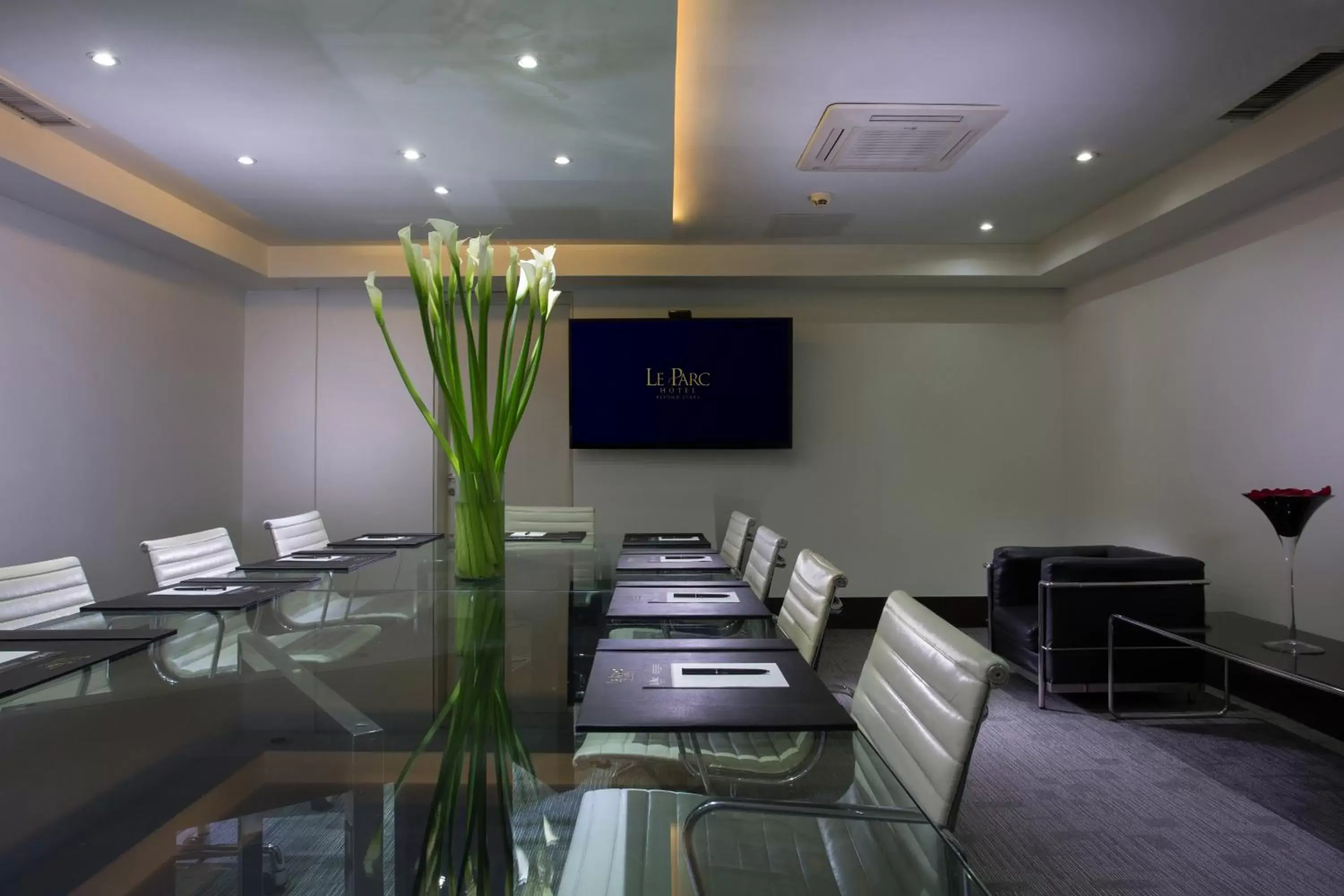 Business facilities in Le Parc Hotel, Beyond Stars