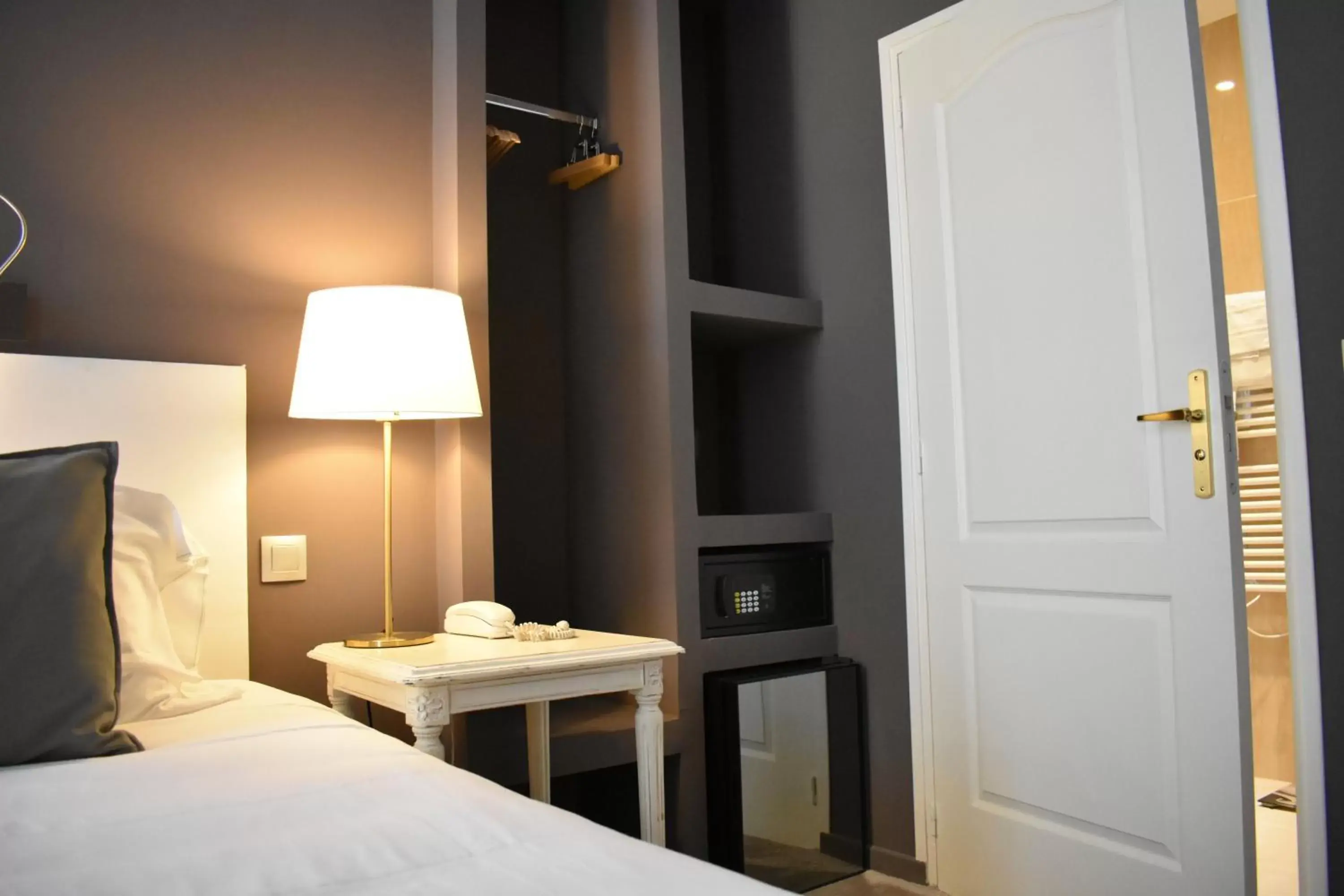 Bedroom, Bed in Hôtel Churchill Bordeaux Centre
