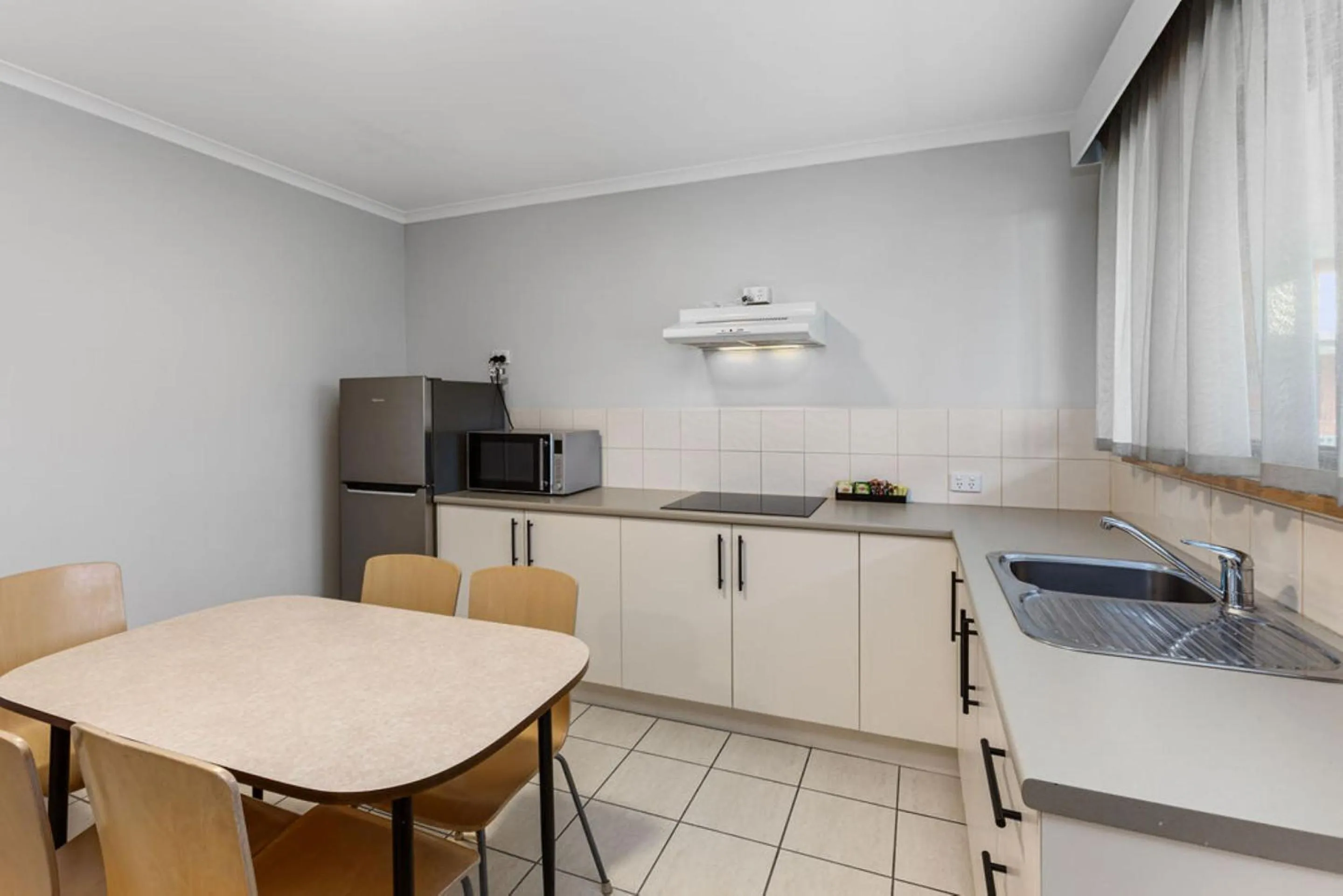 Kitchen or kitchenette, Kitchen/Kitchenette in Best Western Apollo Bay Motel