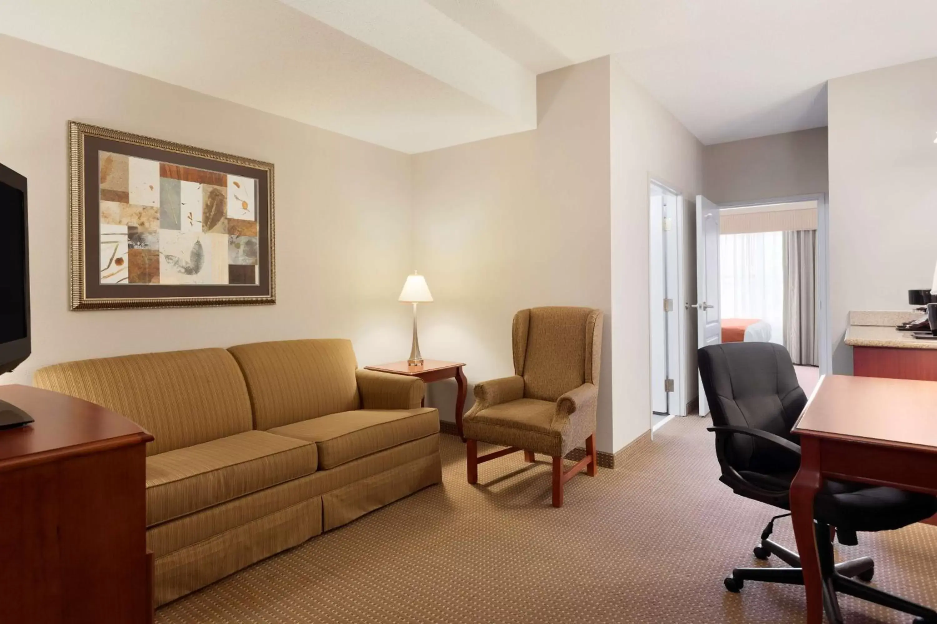 Living room, Seating Area in Country Inn & Suites by Radisson, Harrisonburg, VA