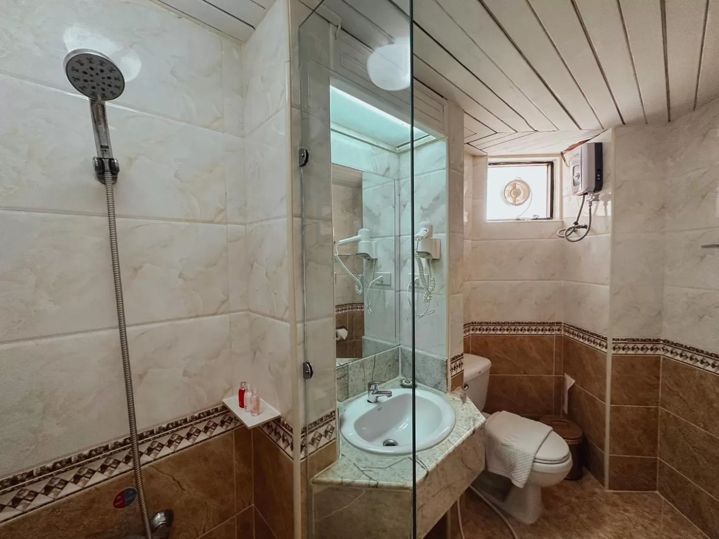 Shower in Hotel De Khuvieng