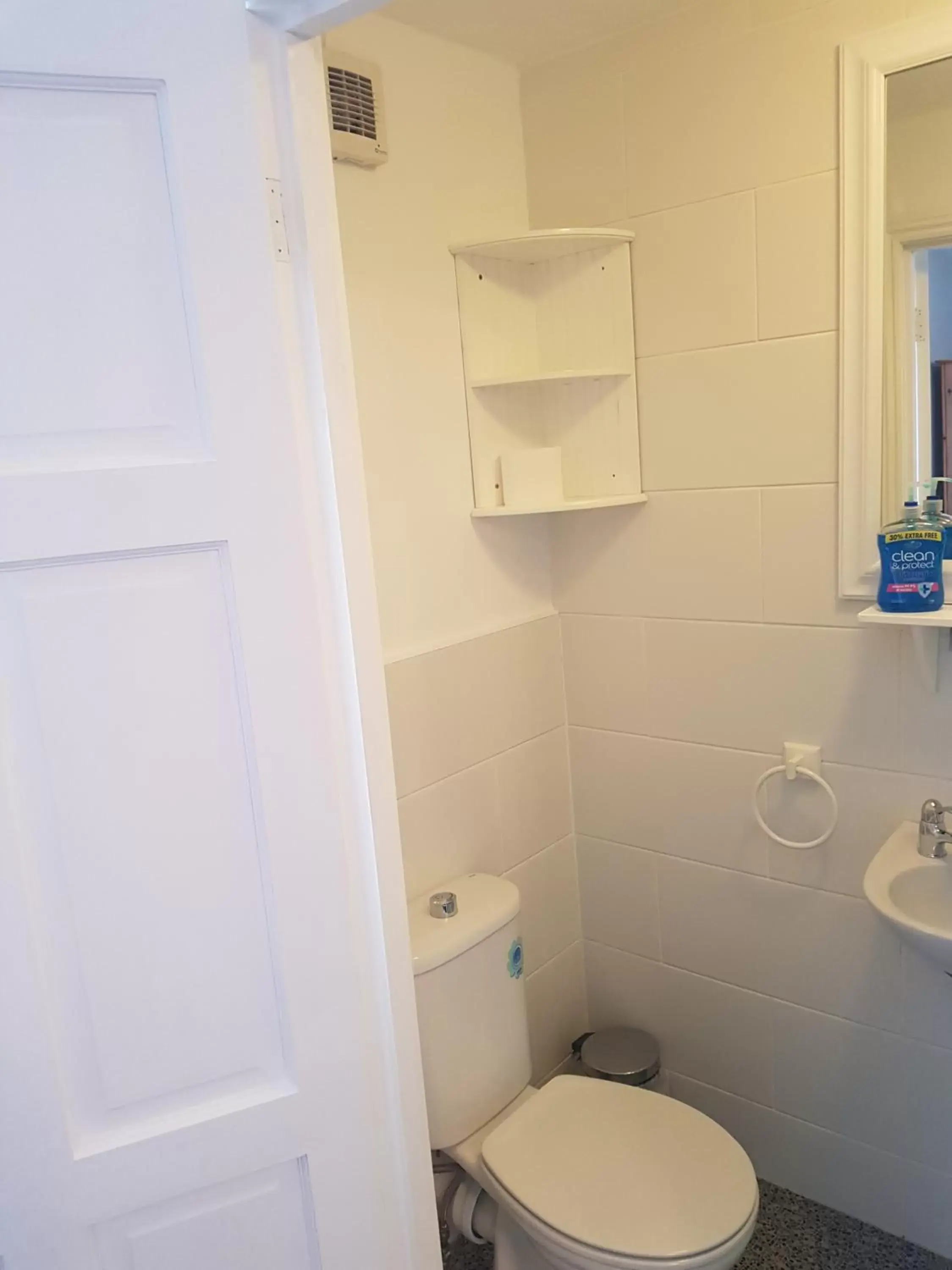 Toilet, Bathroom in The Mariner Guest House