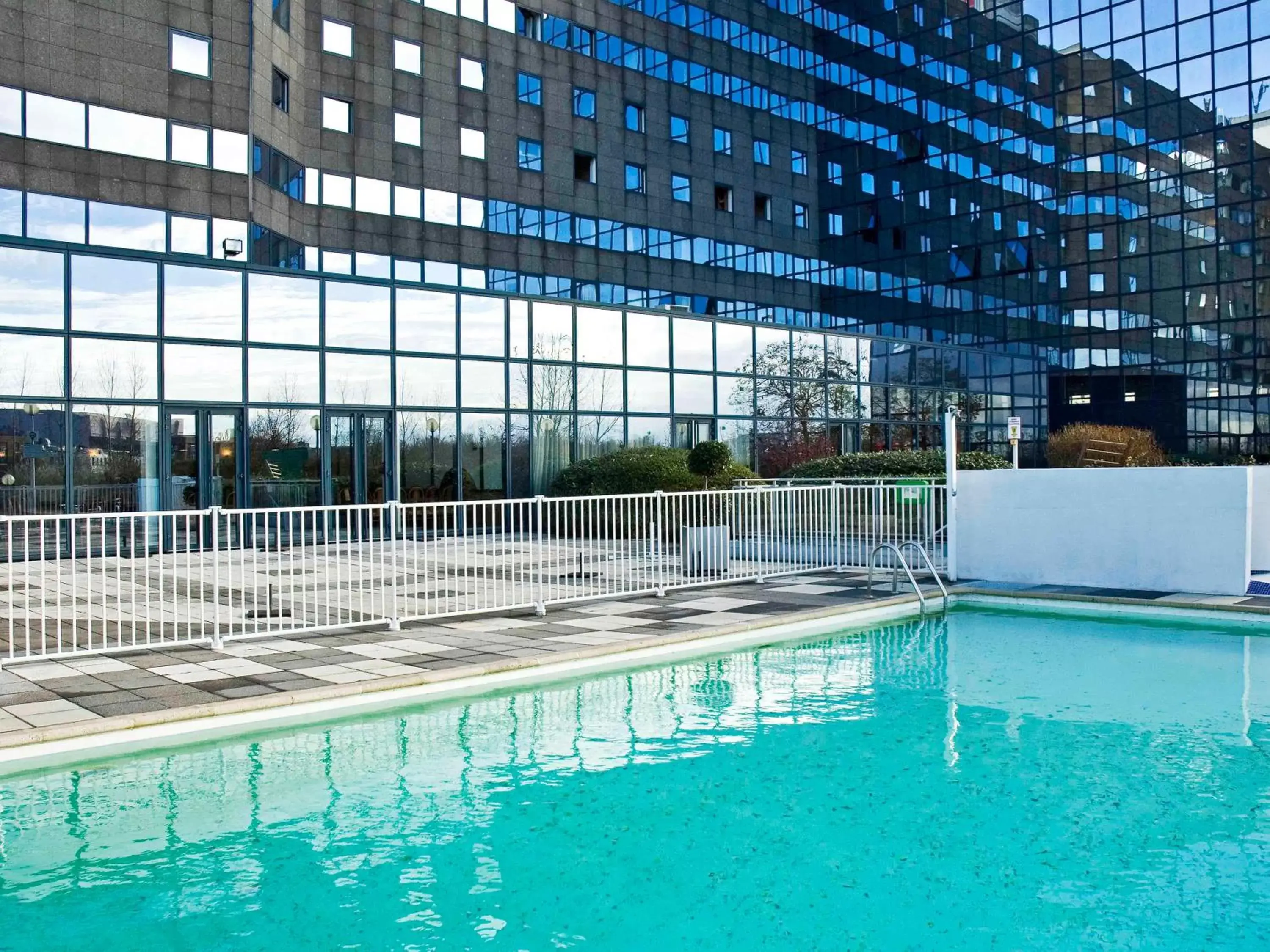 Property building, Swimming Pool in Ibis Marne la Vallée Noisy