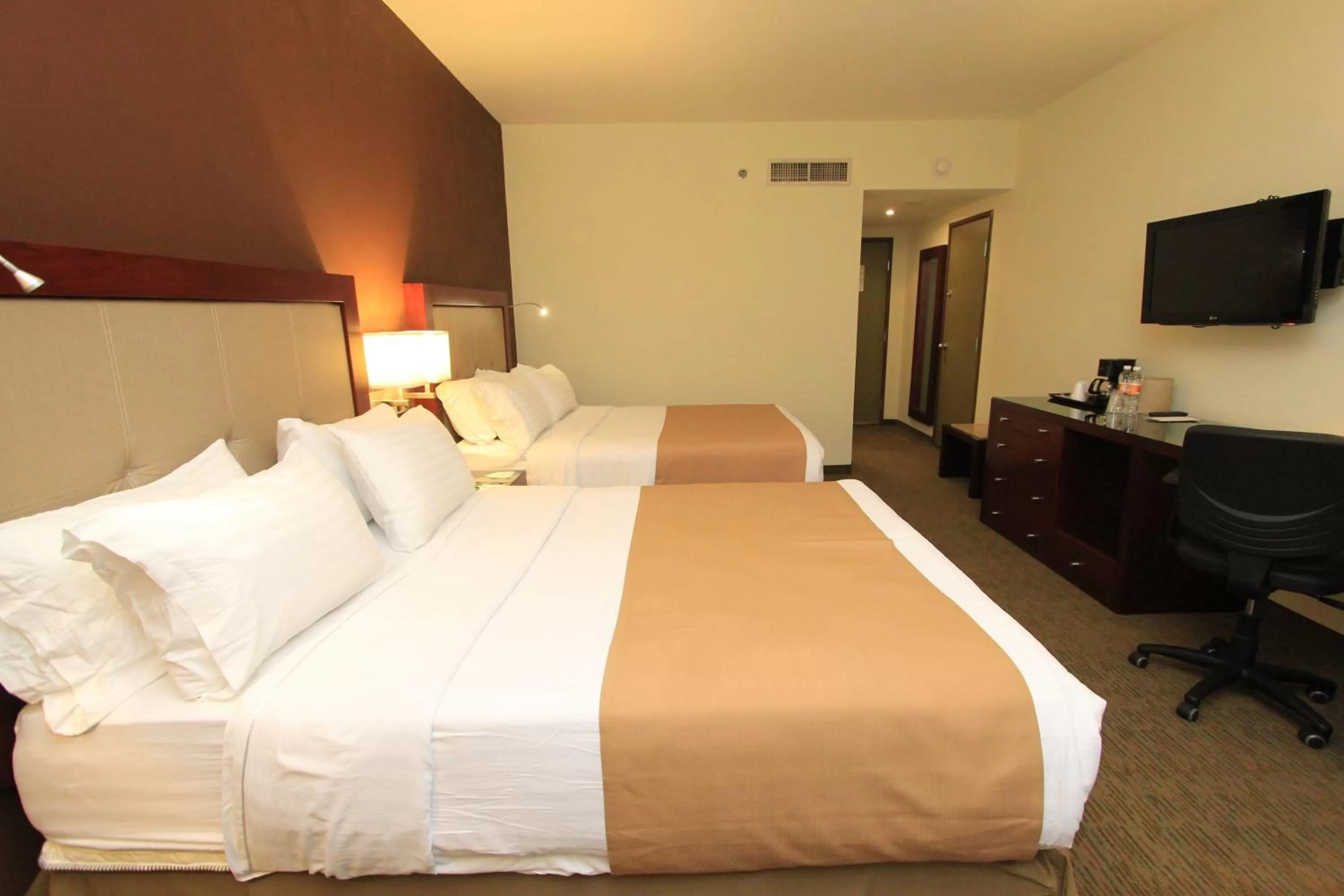 Photo of the whole room, Bed in Holiday Inn Leon by IHG