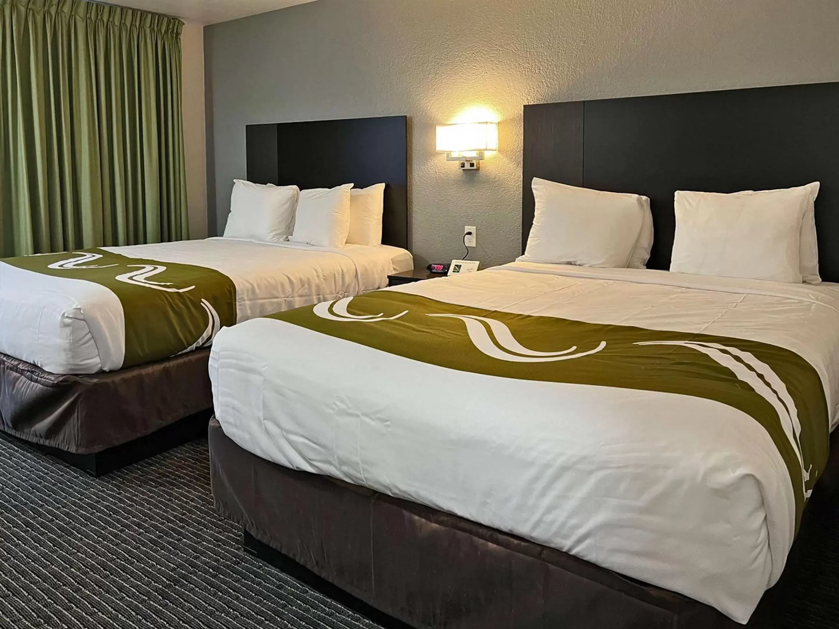 Bedroom, Bed in Quality Inn & Suites South San Jose - Morgan Hill