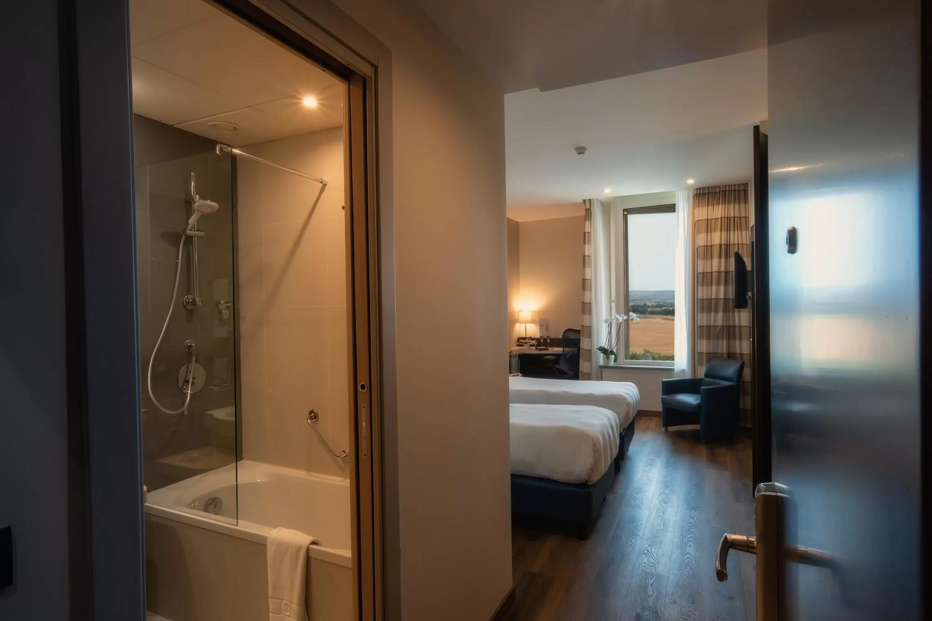 Bathroom, Bed in UNA HOTELS MH Matera
