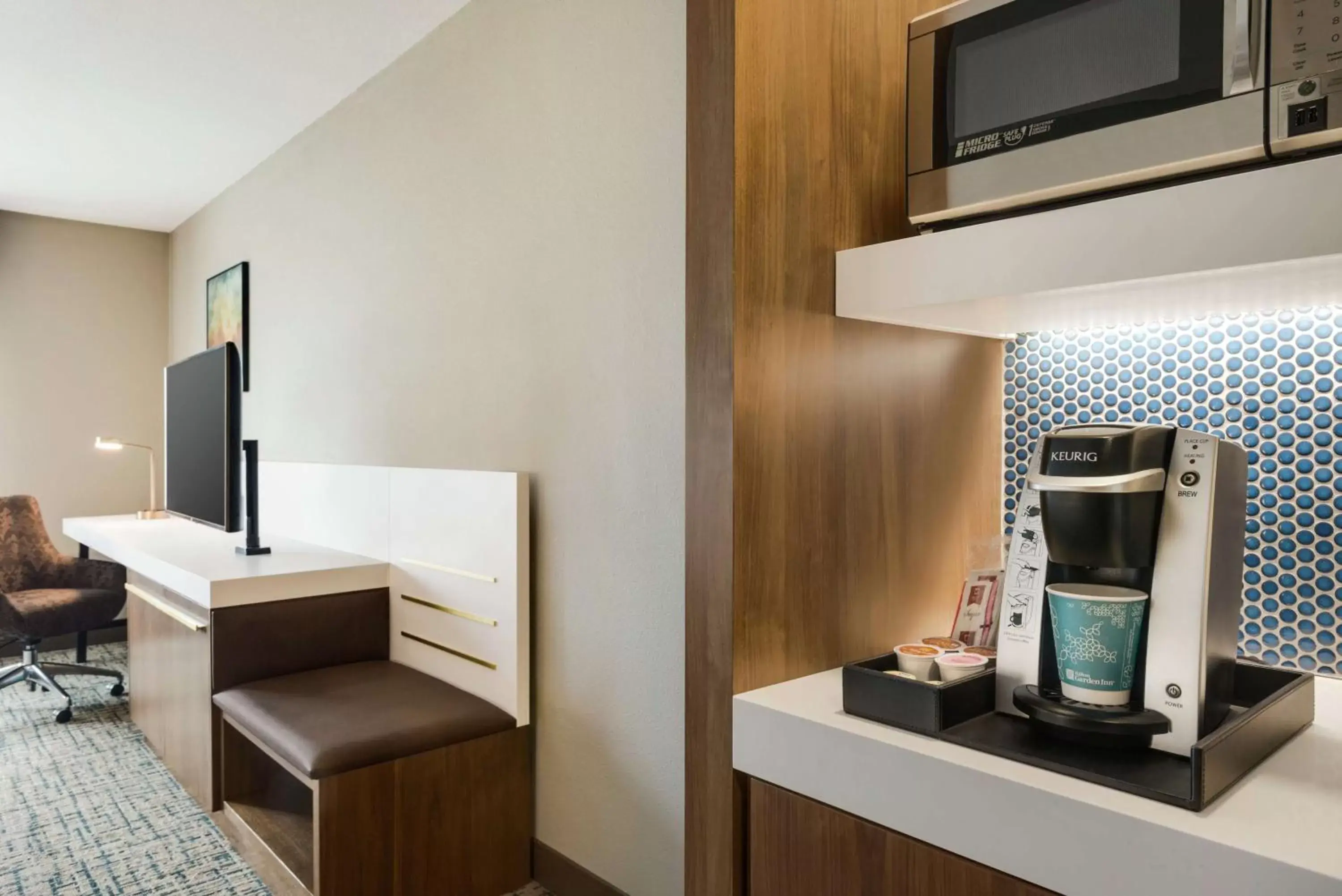 Bedroom, Kitchen/Kitchenette in Hilton Garden Inn Dubuque Downtown