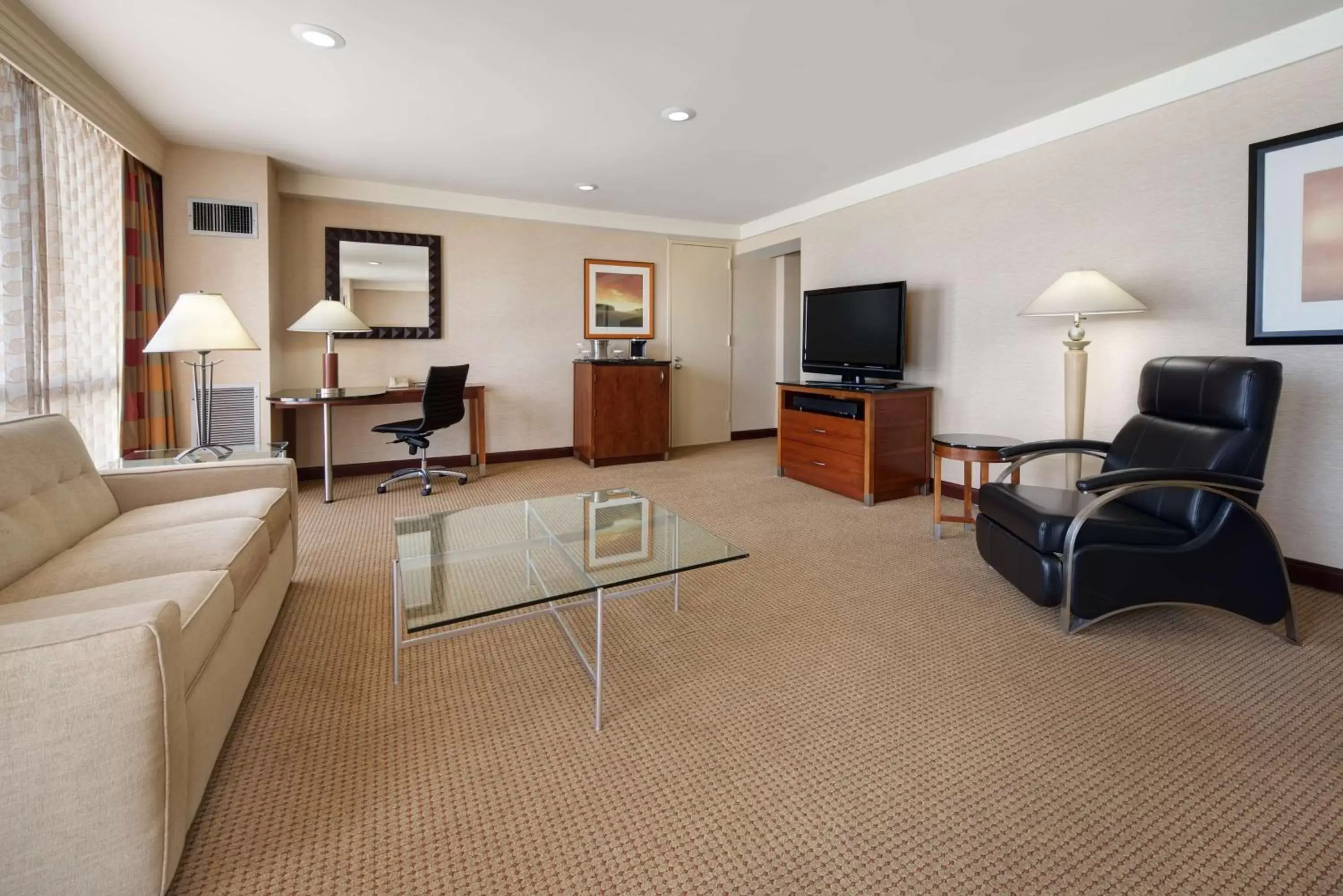 Bed, Seating Area in Hilton Chicago O'Hare Airport