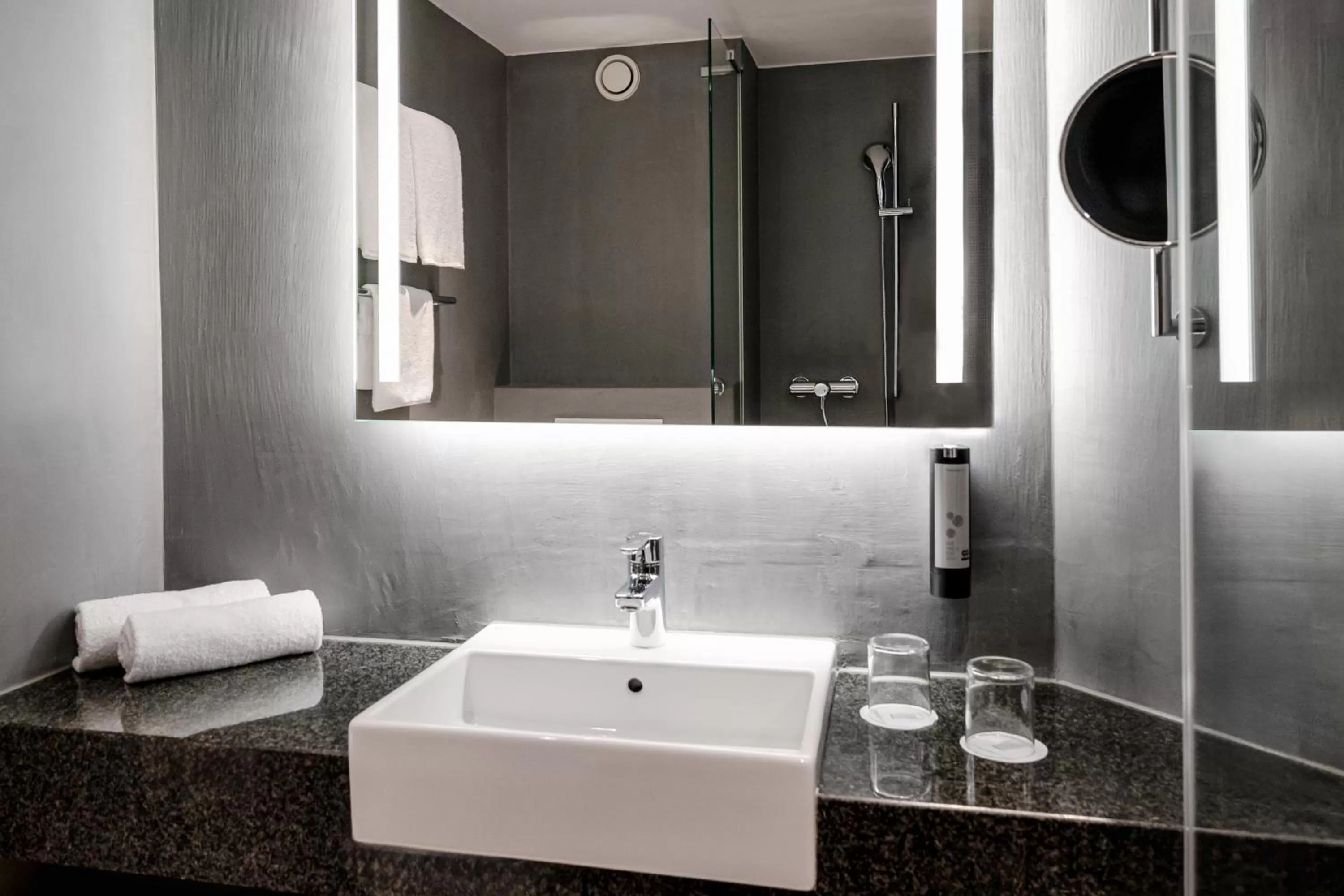 Toilet in IntercityHotel Wien