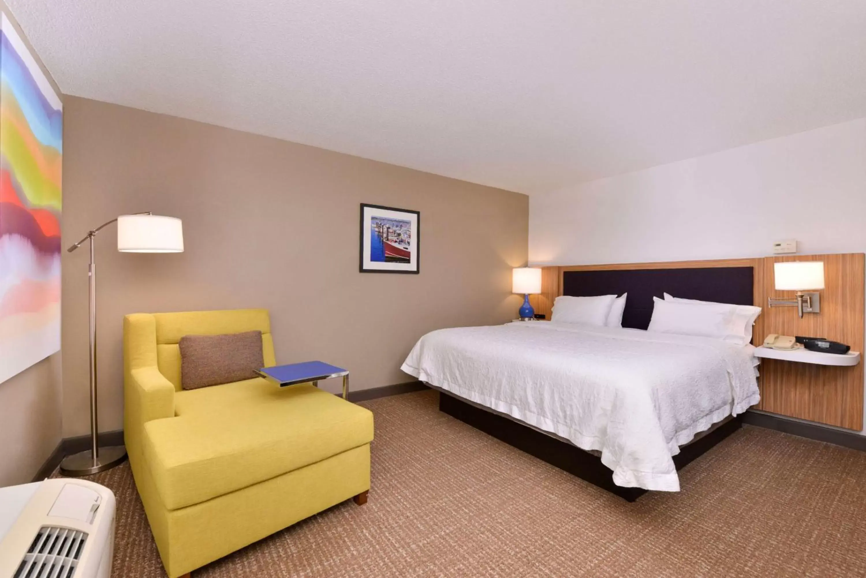 Living room, Bed in Hampton Inn & Suites by Hilton Plymouth