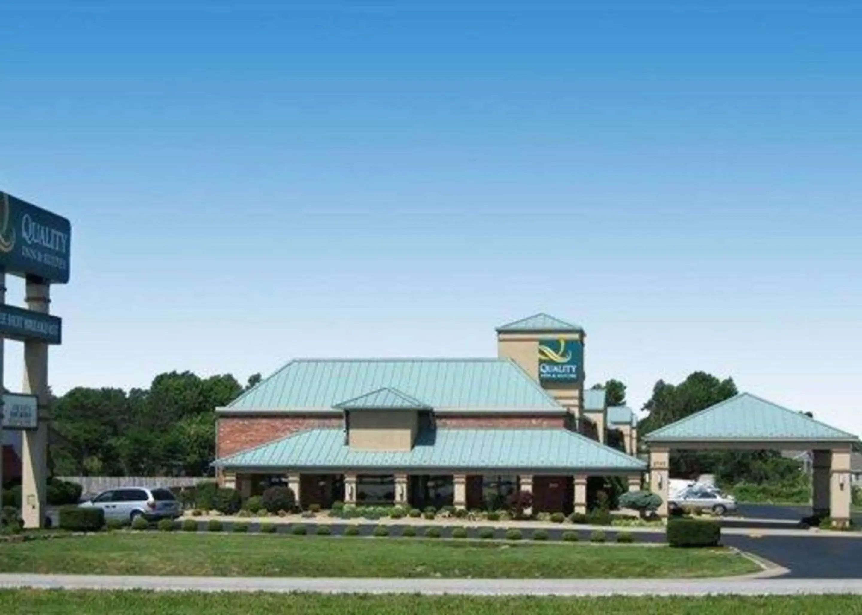 Property Building in Quality Inn & Suites North Springfield