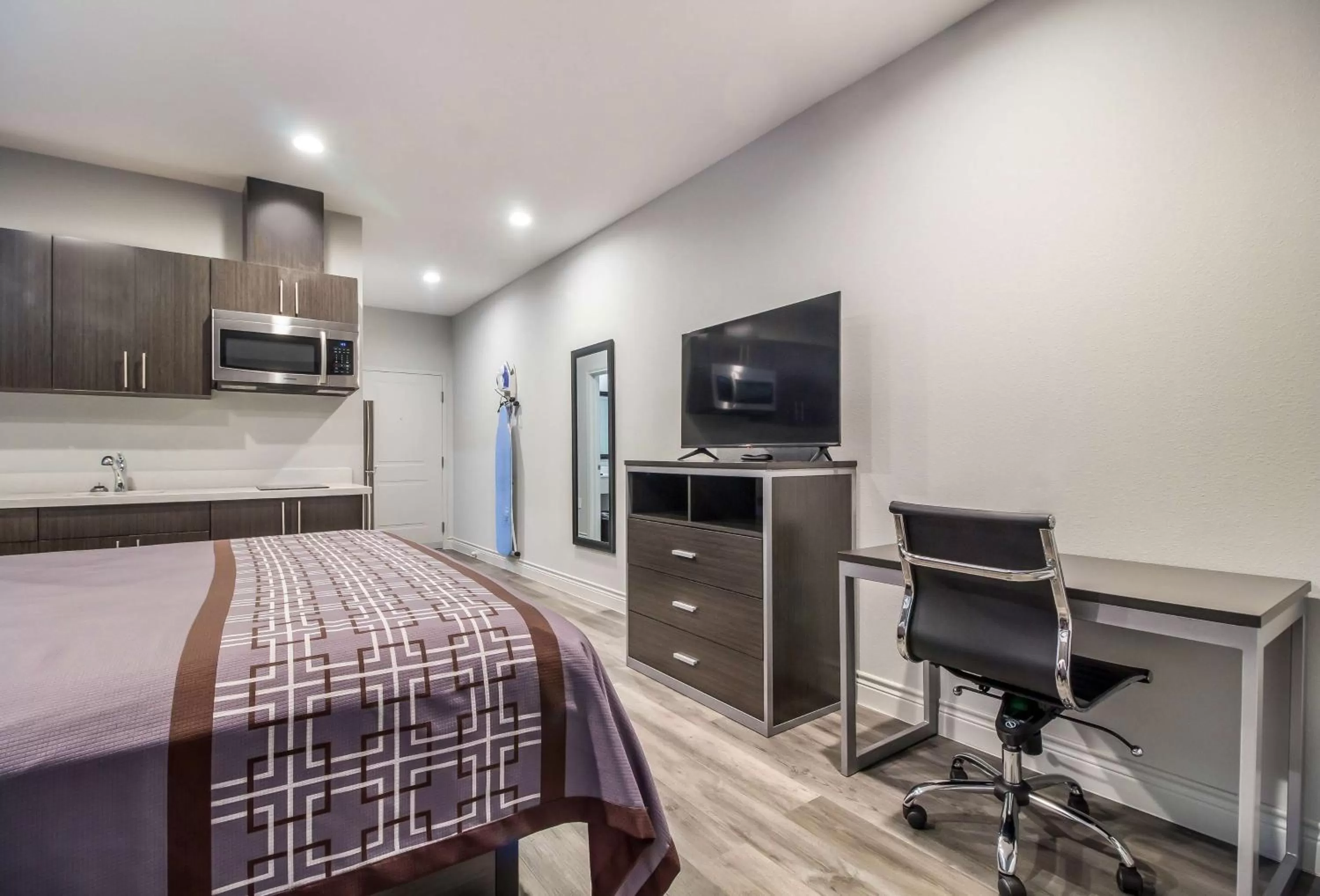 Photo of the whole room, Bed in Studio 6 Deer Park, Tx