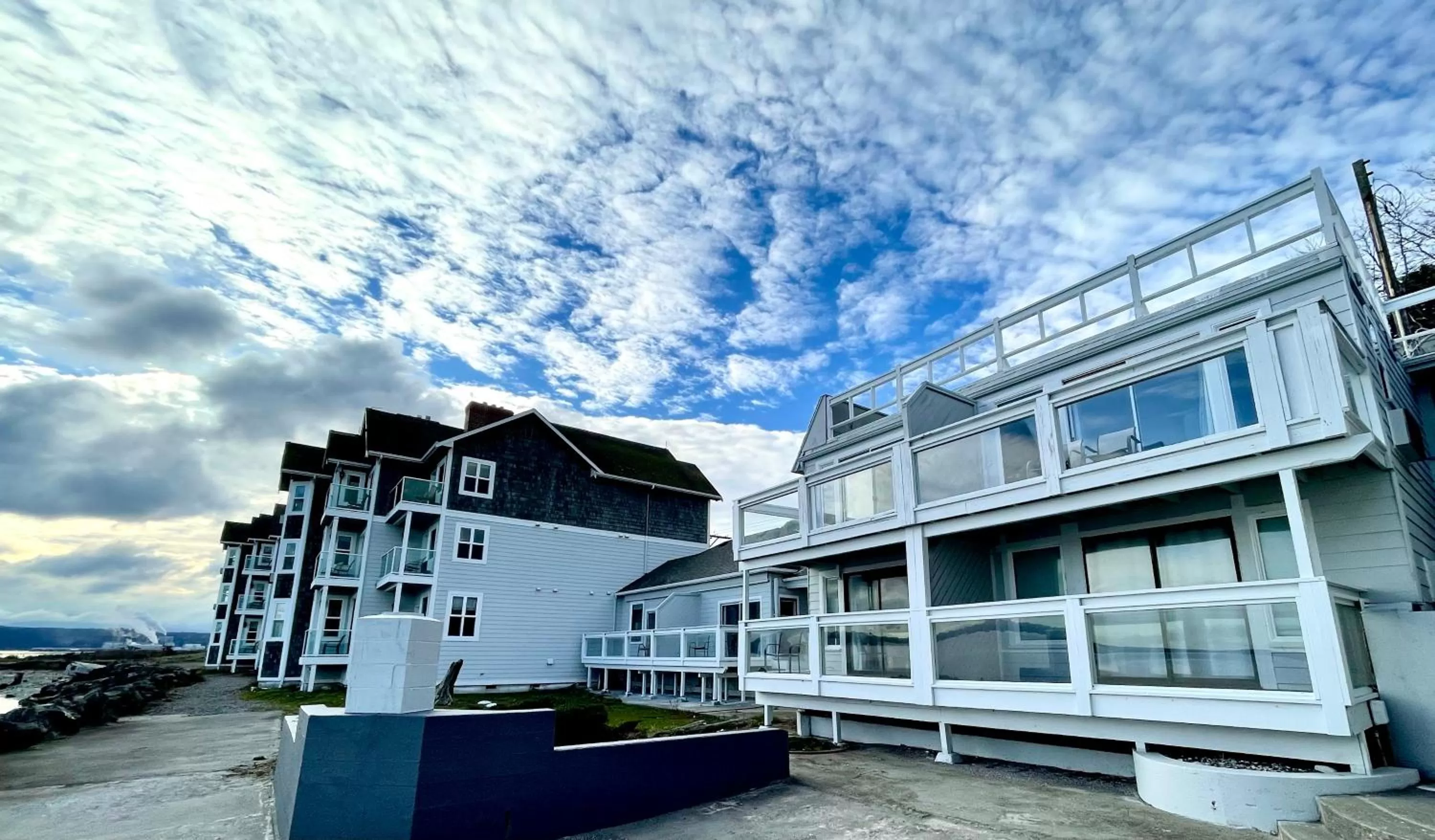 Property building in Tides Inn & Suites