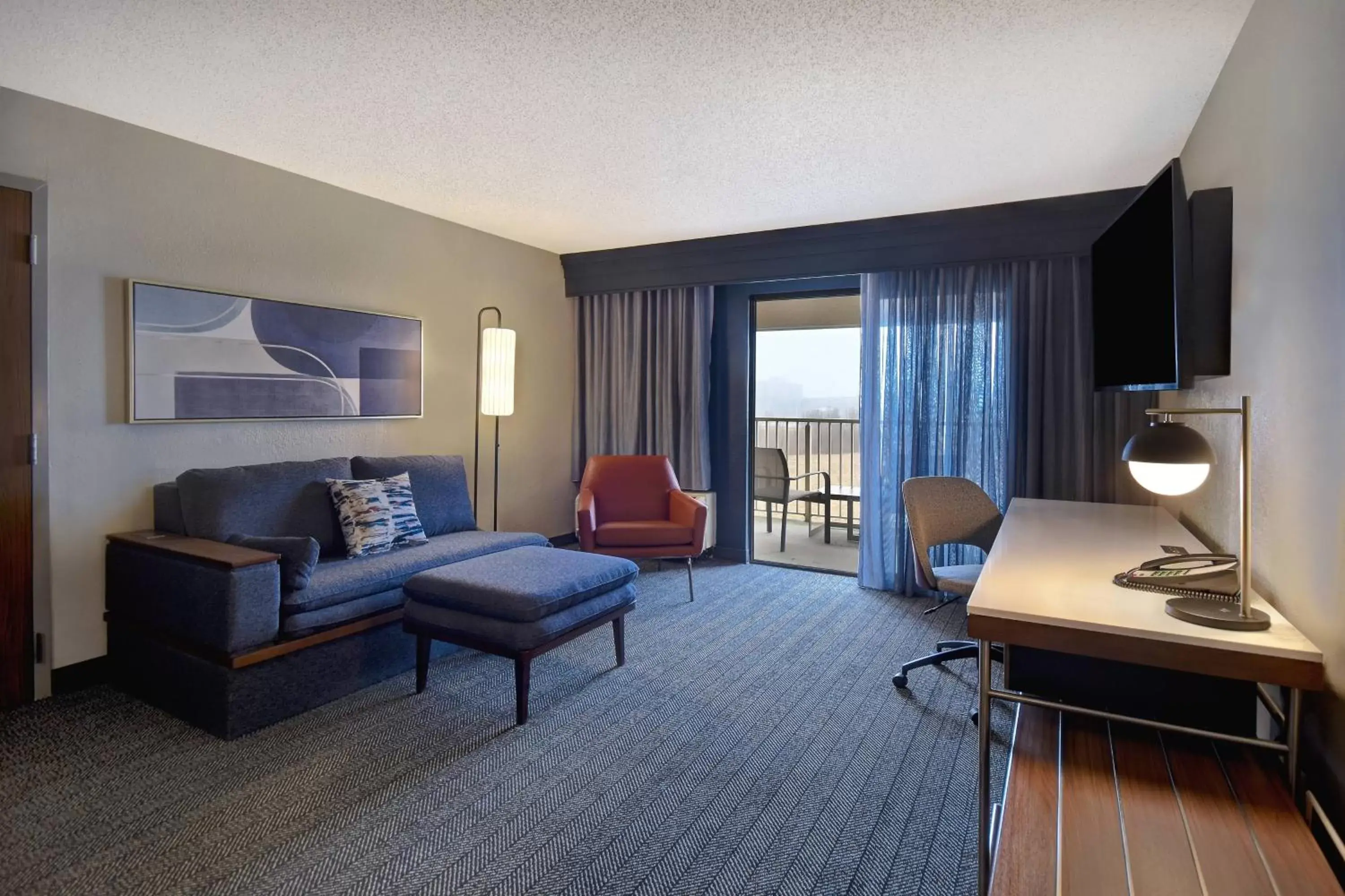 Living room, Seating Area in Courtyard by Marriott Cincinnati Airport